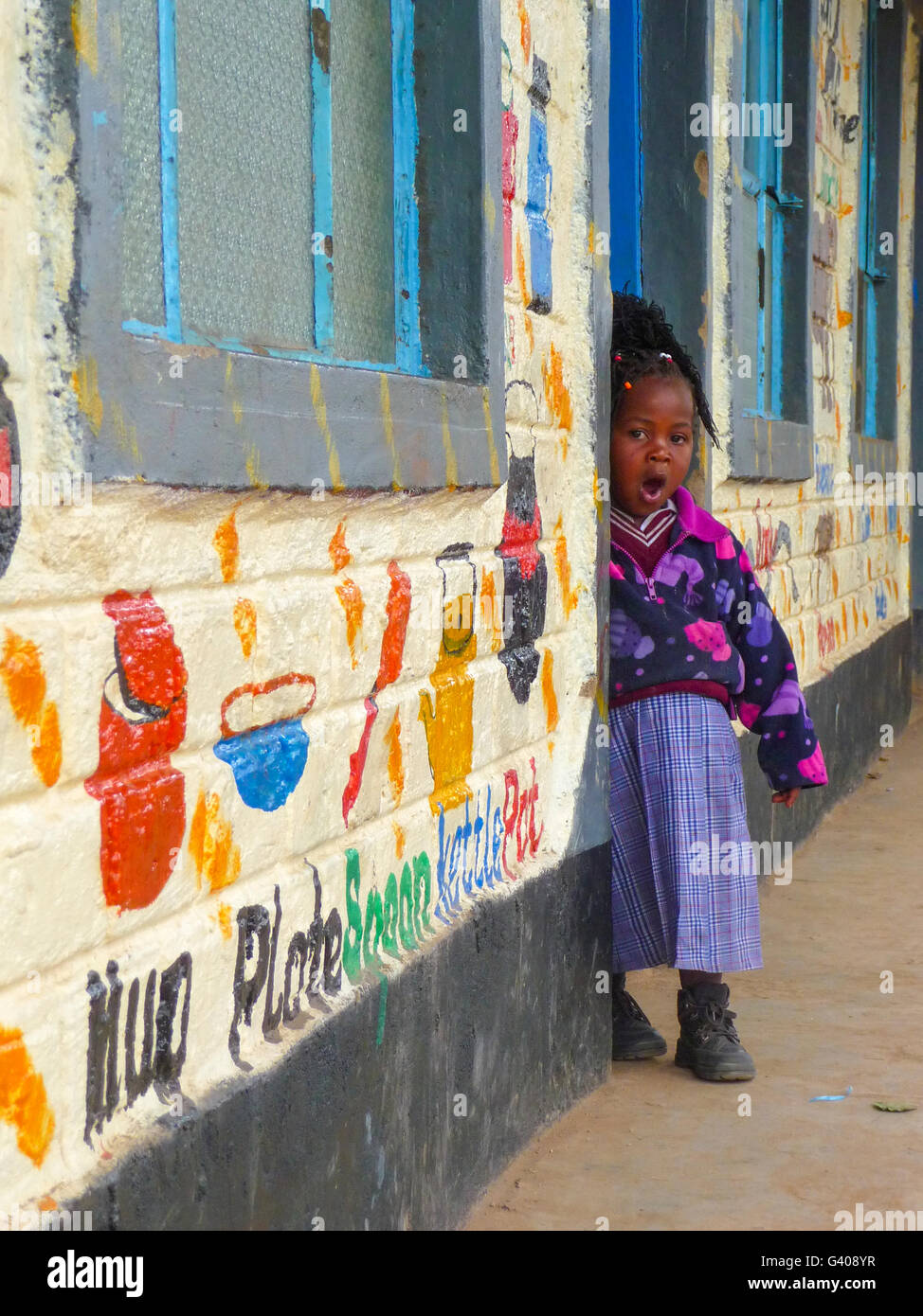 Un bambino in un ambiente rurale scuola keniana Foto Stock