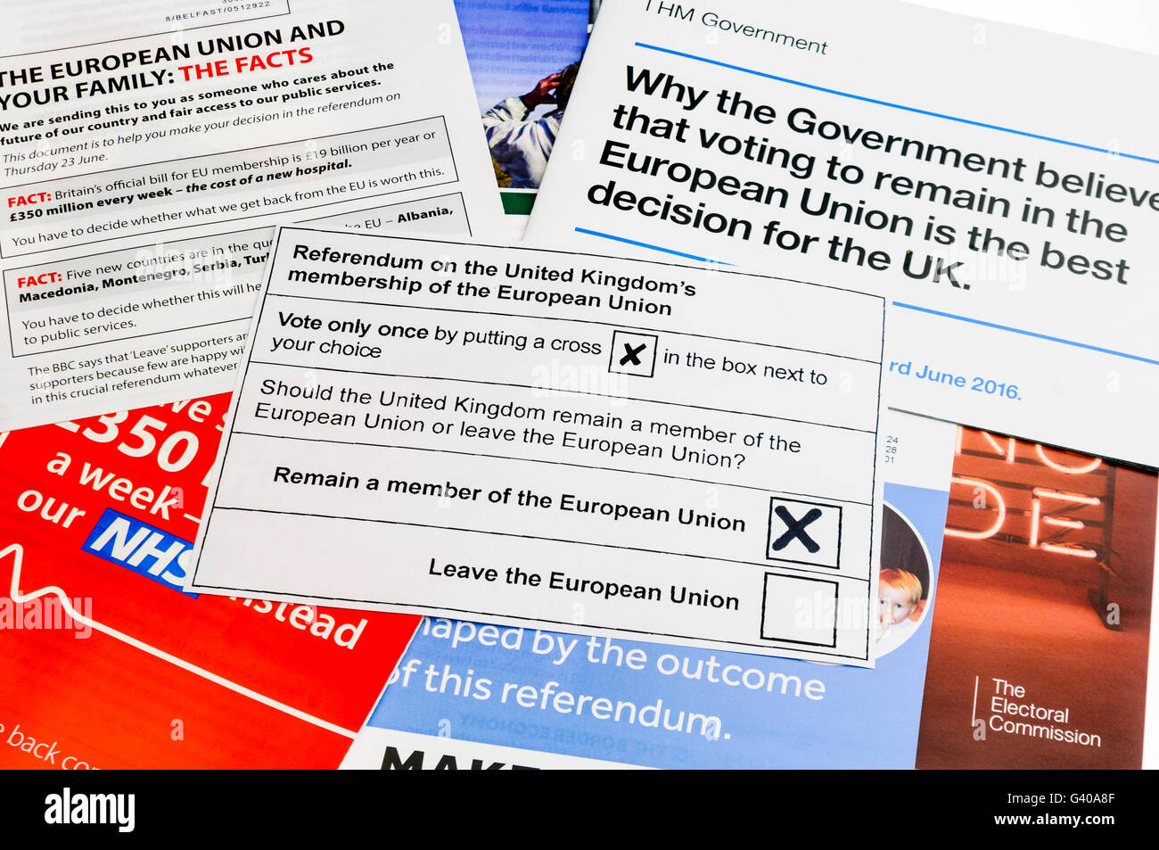 Referendum NEL REGNO UNITO lo slittamento del voto con un voto di rimanere come un membro della Unione Europea sulla parte superiore della letteratura di campagna da entrambi il "lascia" (Brexit) e "main' (Bremain) campi (simulazione di slittamento di voto) Foto Stock