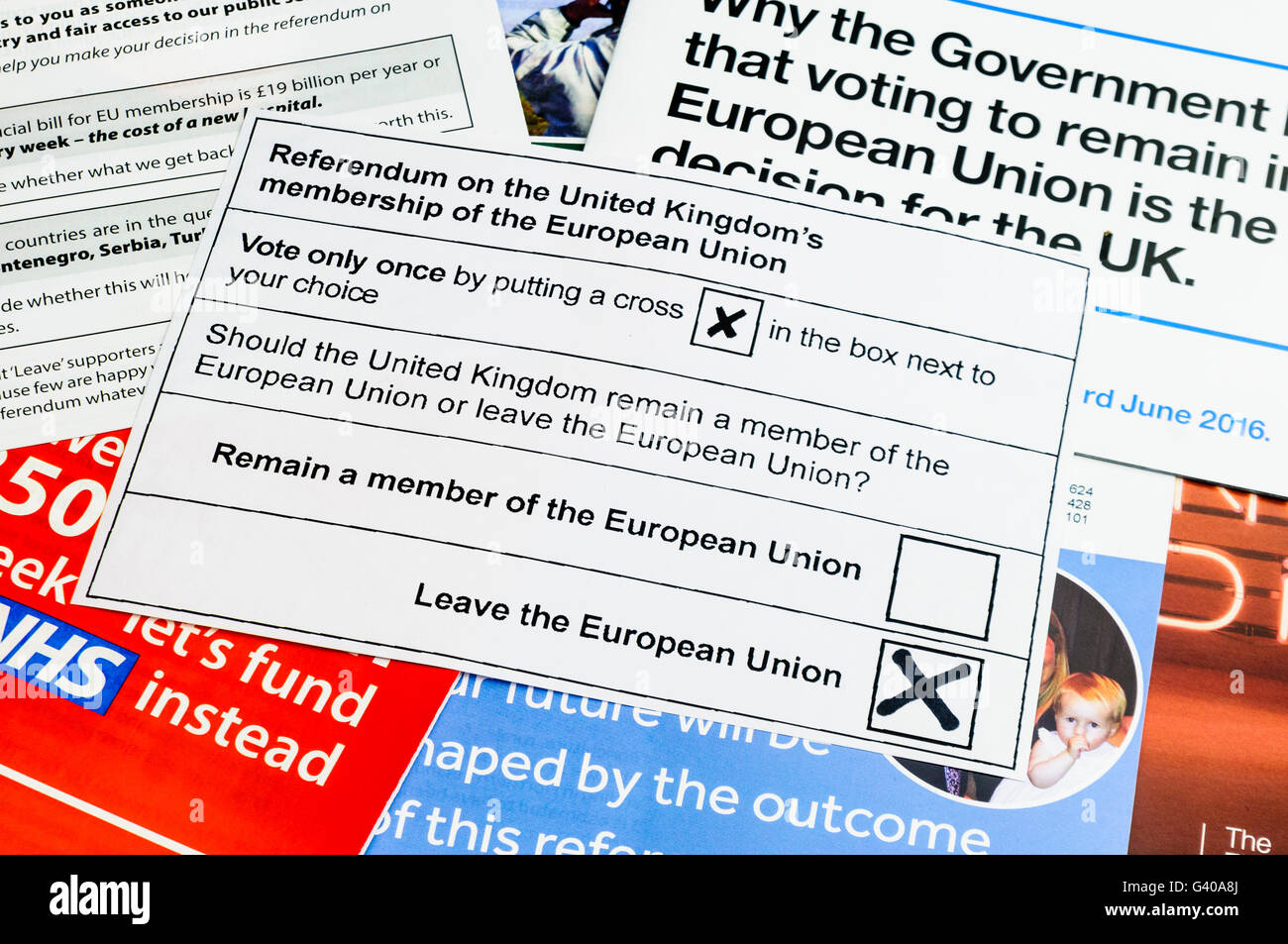 Referendum NEL REGNO UNITO lo slittamento del voto con un voto di lasciare l'Unione europea sulla parte superiore della letteratura di campagna da entrambi il "lascia" (Brexit) e "main' (Bremain) campi (simulazione di slittamento di voto) Foto Stock