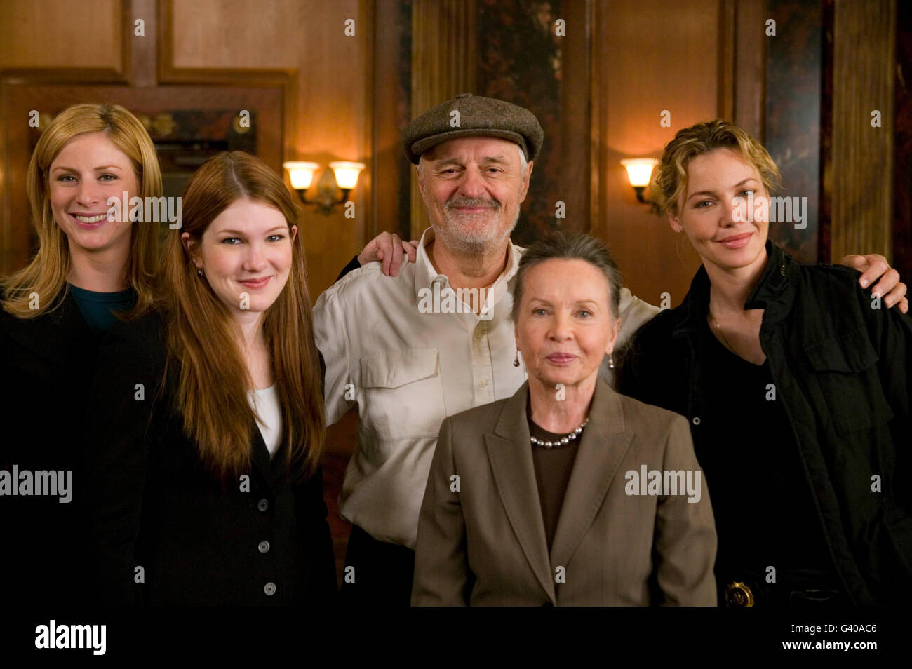 8 Maggio 2006 - North Bergen, NJ - LtoR: Diane Neal, Lily Rabe, Ted Kotcheff, Leslie Caron, Connie Nielsen sul set di legge & ordine Foto Stock