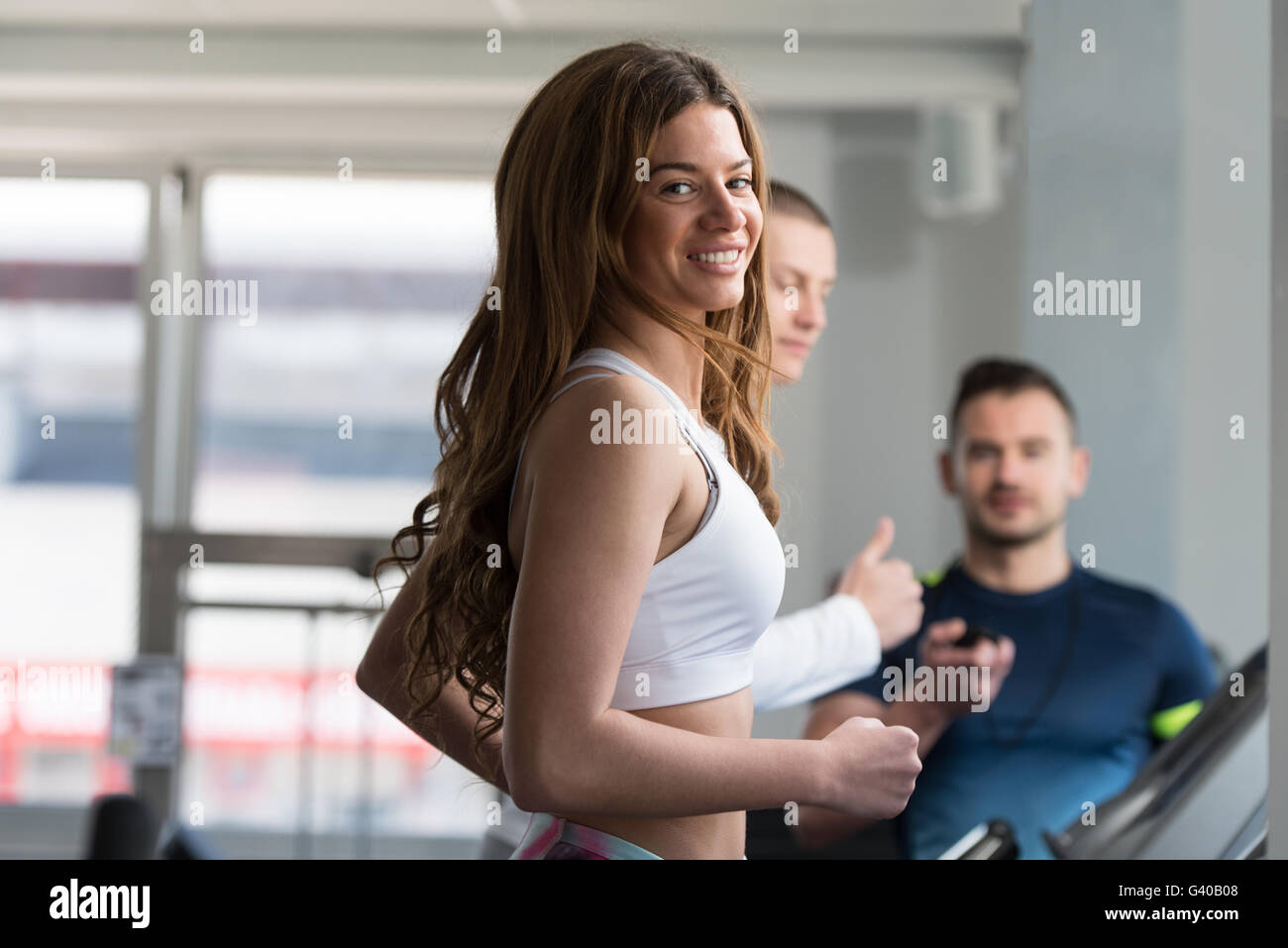 Primo piano dell'istruttore di fitness che usa il cronometro mentre la  donna corre sul tapis roulant in una palestra. foto – Cronometro Immagine  su Unsplash