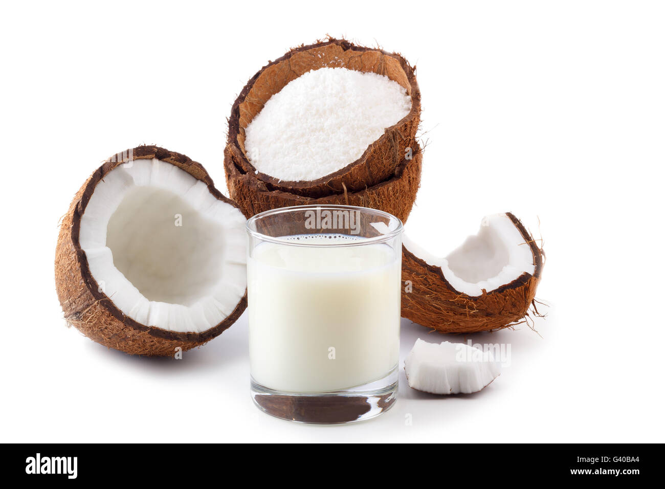 Prodotti di cocco.latte di cocco in un bicchiere con gusci di noce di cocco e scaglie di cocco isolato su bianco fuoco selettivo Foto Stock