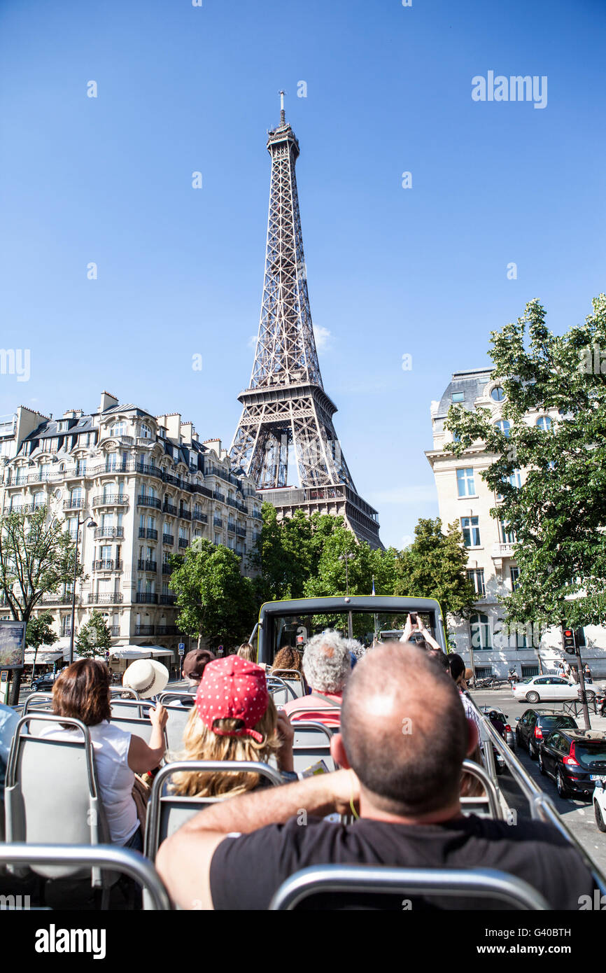 I turisti su city tour bus andando a la Torre Eiffel Foto Stock