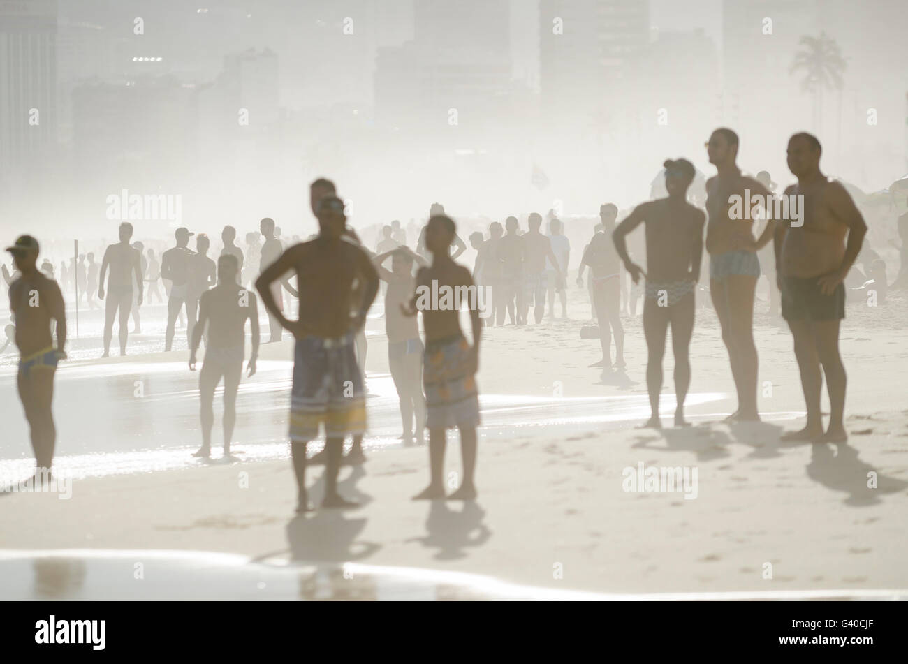 RIO DE JANEIRO - Gennaio 20, 2014: sagome di beachgoers riempire la riva di Ipanema al tramonto di un pomeriggio d'estate. Foto Stock