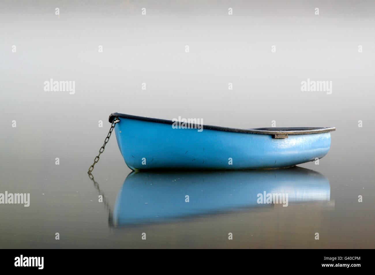 Barca a remi sul lago misty, Foto Stock