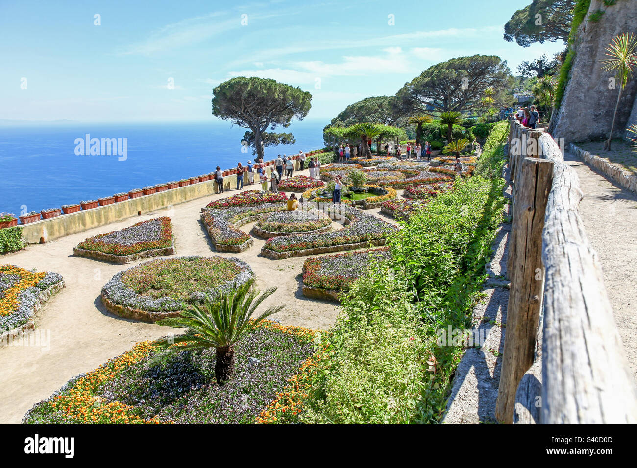 Una vista della Costiera Amalfitana da giardini formali giardino di Villa Rufolo a Ravello Costiera Amalfitana Italia Europa Foto Stock