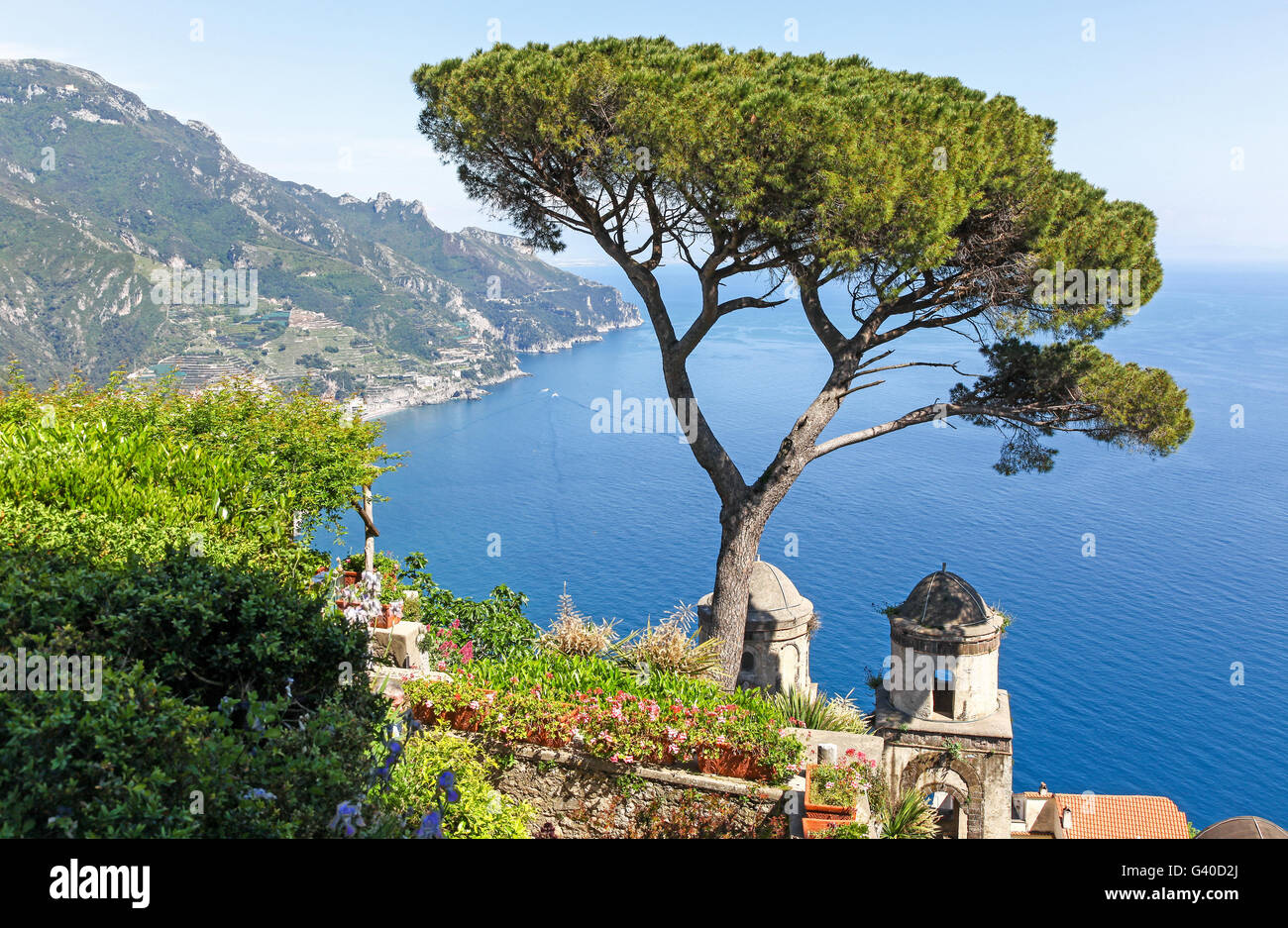 Vista sulla Costiera Amalfitana dal giardino di Villa Rufolo, Ravello, Costiera Amalfitana, Italia, Europa Foto Stock