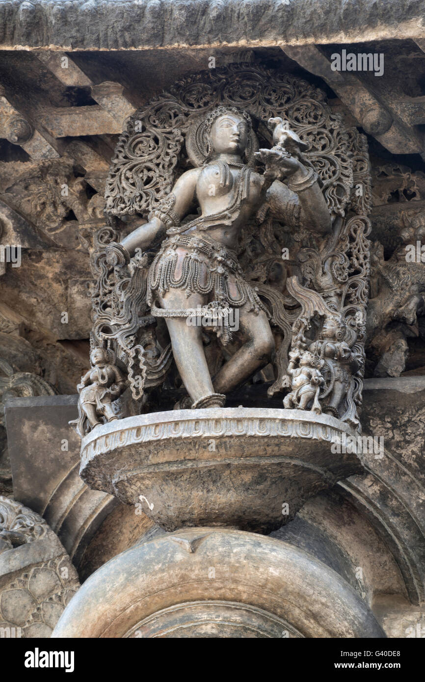 Shilabalika (celesti maiden), Shukvani. Una signora in conversazione con il suo animale domestico parrot. Tempio di Chennakeshava, Belur, Karnataka Foto Stock