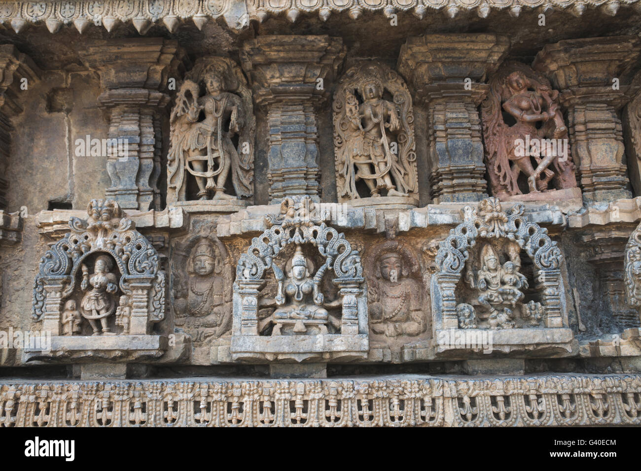 Fregi decorativi con divinità, ballerini e altre figure, chennakeshava tempio. belur, Karnataka, India Foto Stock