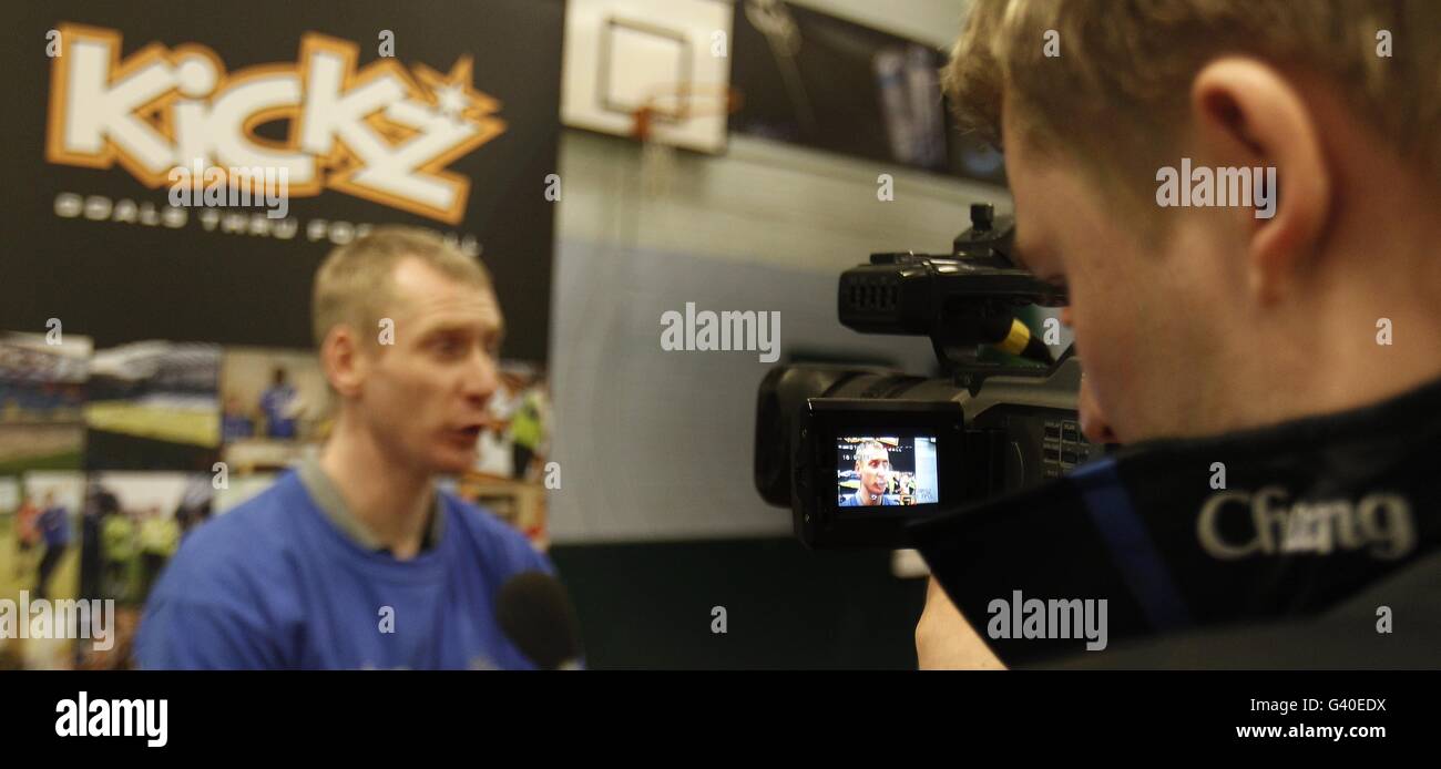 Tony Hibbert di Everton durante una sessione media per il Kickz Goals Thru Football allo Scargreen Sports Center, Liverpool. Foto Stock