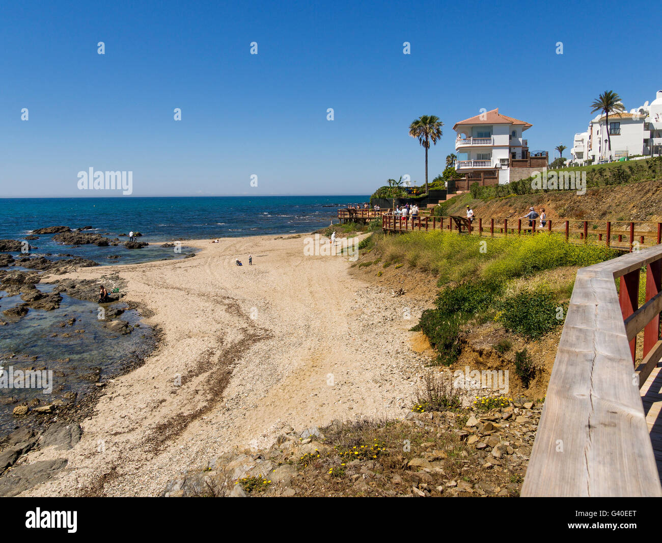 Senda Litoral. Percorso passerella in legno percorso spiaggia, Mijas provincia di Malaga Costa del Sol. Andalusia Spagna del sud Europa Foto Stock