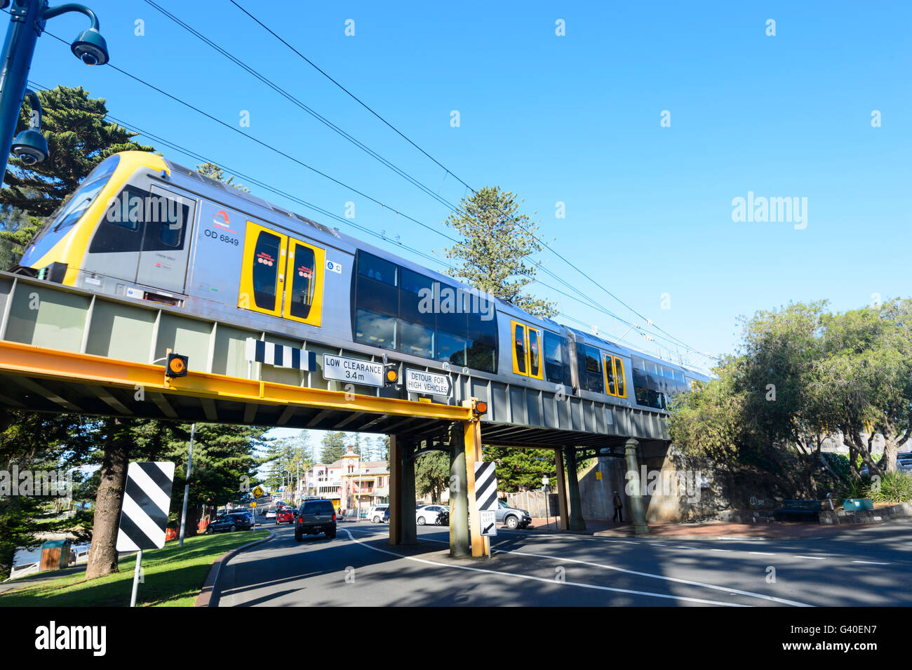 Bassa Clearance ponte ferroviario nella piccola cittadina di Kiama, a sud della linea costiera, Nuovo Galles del Sud, NSW, Australia Foto Stock