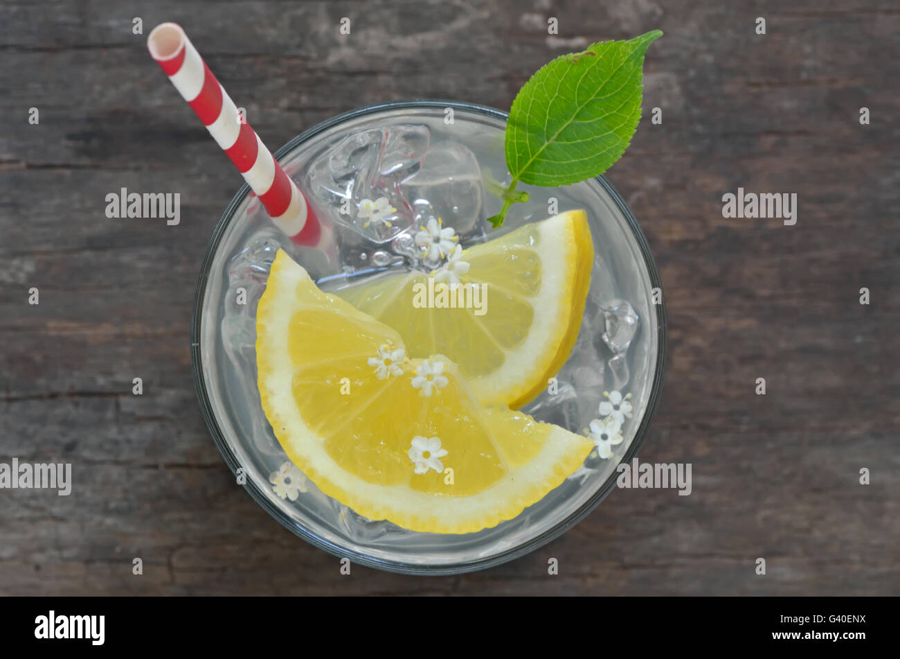 Il sambuco limonata con ghiaccio sul vecchio tavolo legno Foto Stock