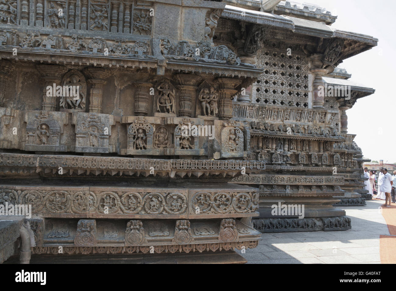 Prforated windows, fregi decorativi con divinità, ballerini e altre figure, chennakeshava tempio. belur, Karnataka, India. Foto Stock