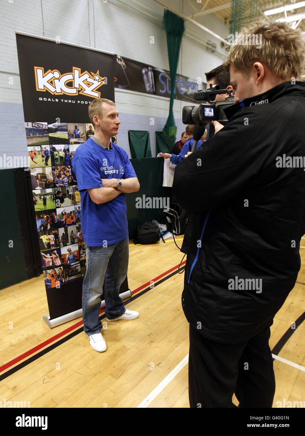 Tony Hibbert di Everton durante una sessione media per il Kickz Goals Thru Football allo Scargreen Sports Center, Liverpool. Foto Stock