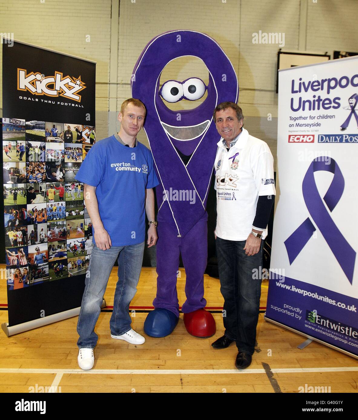 Tony Hibbert di Everton (centro a sinistra) durante una sessione di media per il Kickz Goals Thru Football allo Scargreen Sports Center, Liverpool. Foto Stock