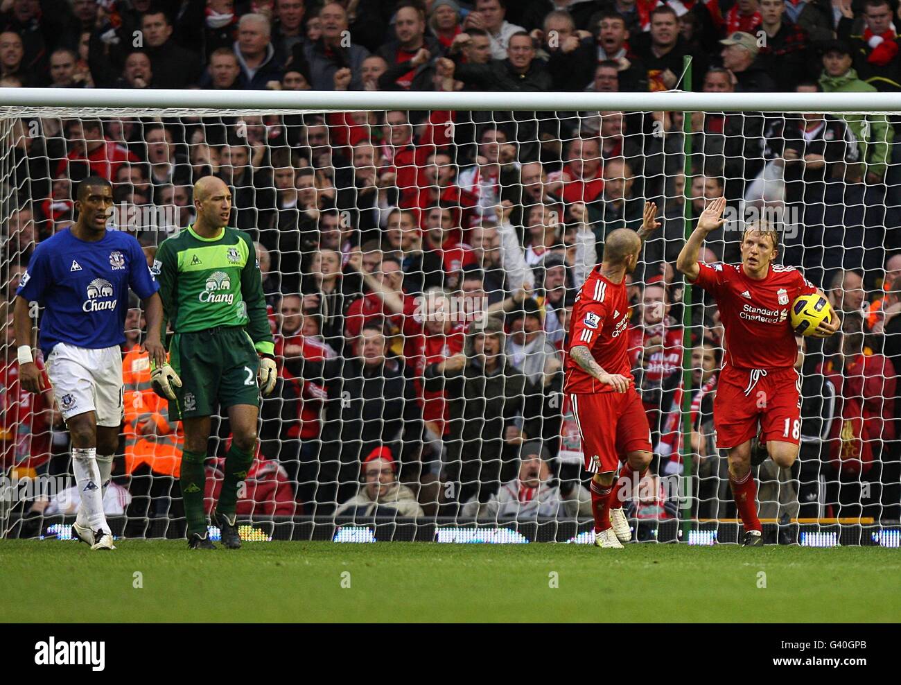 Everton portiere Tim Howard (seconda a sinistra) Guarda come Dirk Kuyt di Liverpool (a destra) celebra dopo aver segnato l'equalizzatore dal punto di penalità Foto Stock