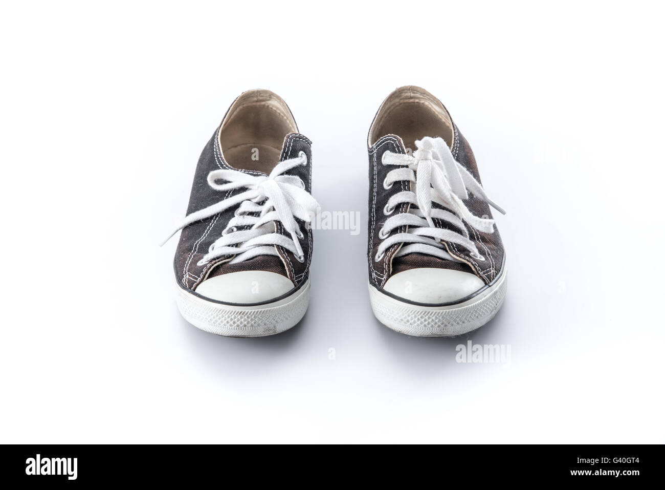 Nero scarpe grunge su sfondo bianco Foto Stock