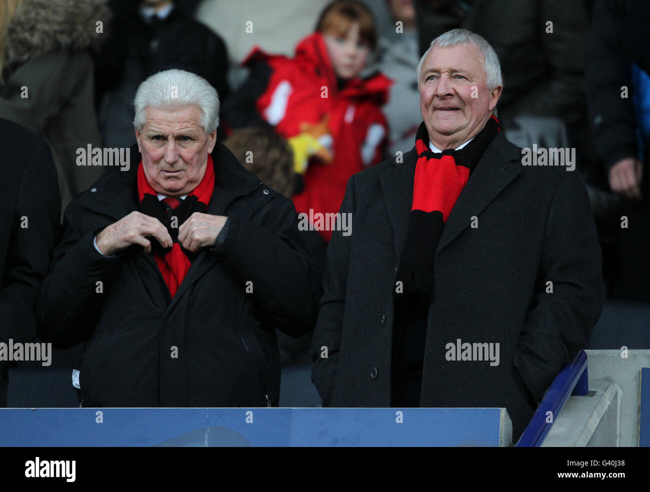 Manchester City ex giocatore e manager Tony Book (a sinistra) e. l'ambasciatore del club Mike Summerbee (a destra) negli stand Foto Stock