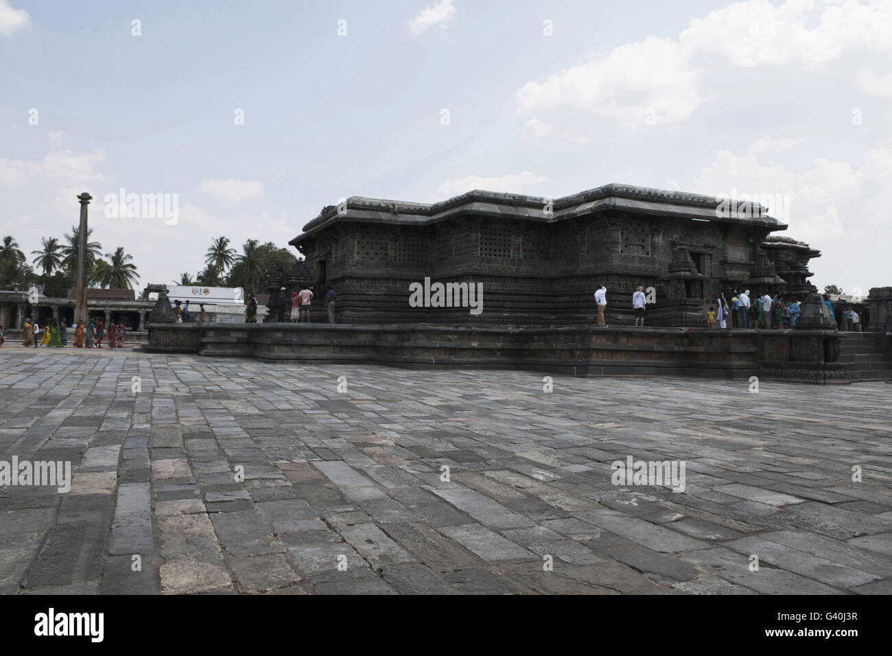 Chennakeshava tempio complesso, Belur, Karnataka, India. Lam post sulla sinistra e il Swarga Man (porta al cielo) sulla destra. Foto Stock