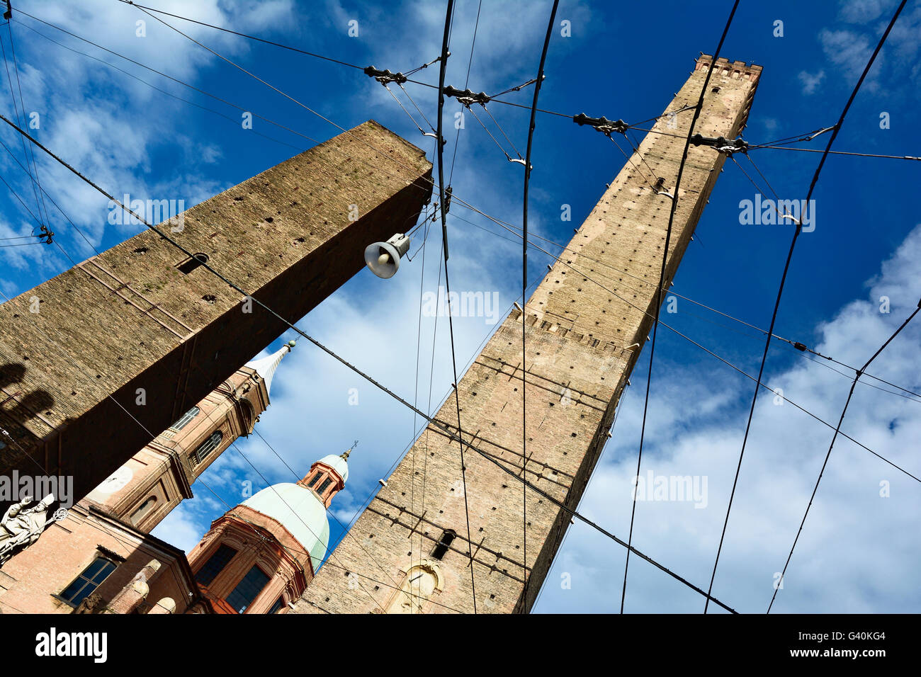 Le due torri, sia della loro inclinazione, sono il simbolo di Bologna. Foto Stock