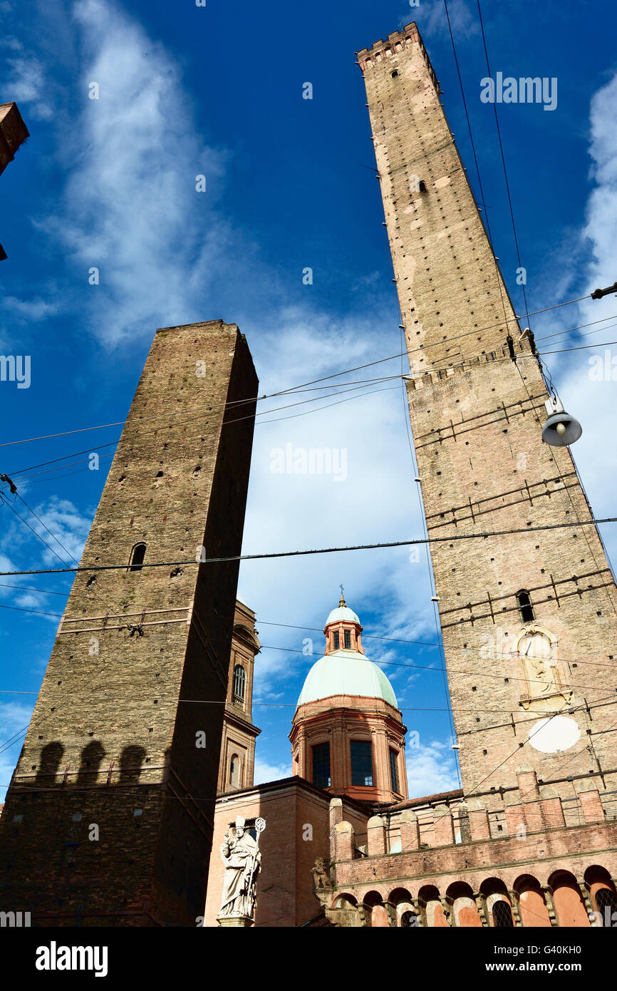 Le due torri, sia della loro inclinazione, sono il simbolo di Bologna. Foto Stock