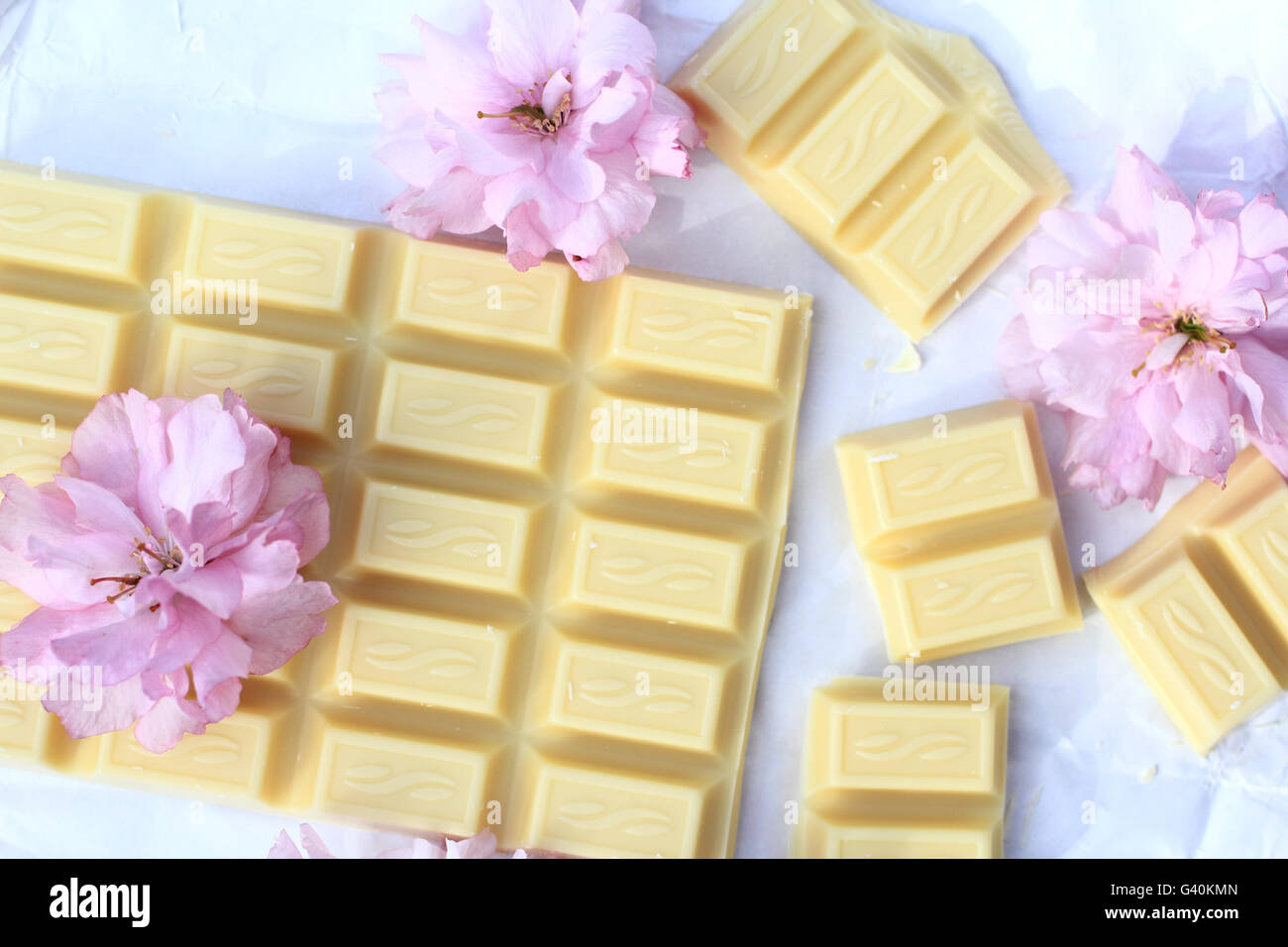 Una barretta di cioccolato bianco con il giapponese di fiori di ciliegio  fiori Foto stock - Alamy