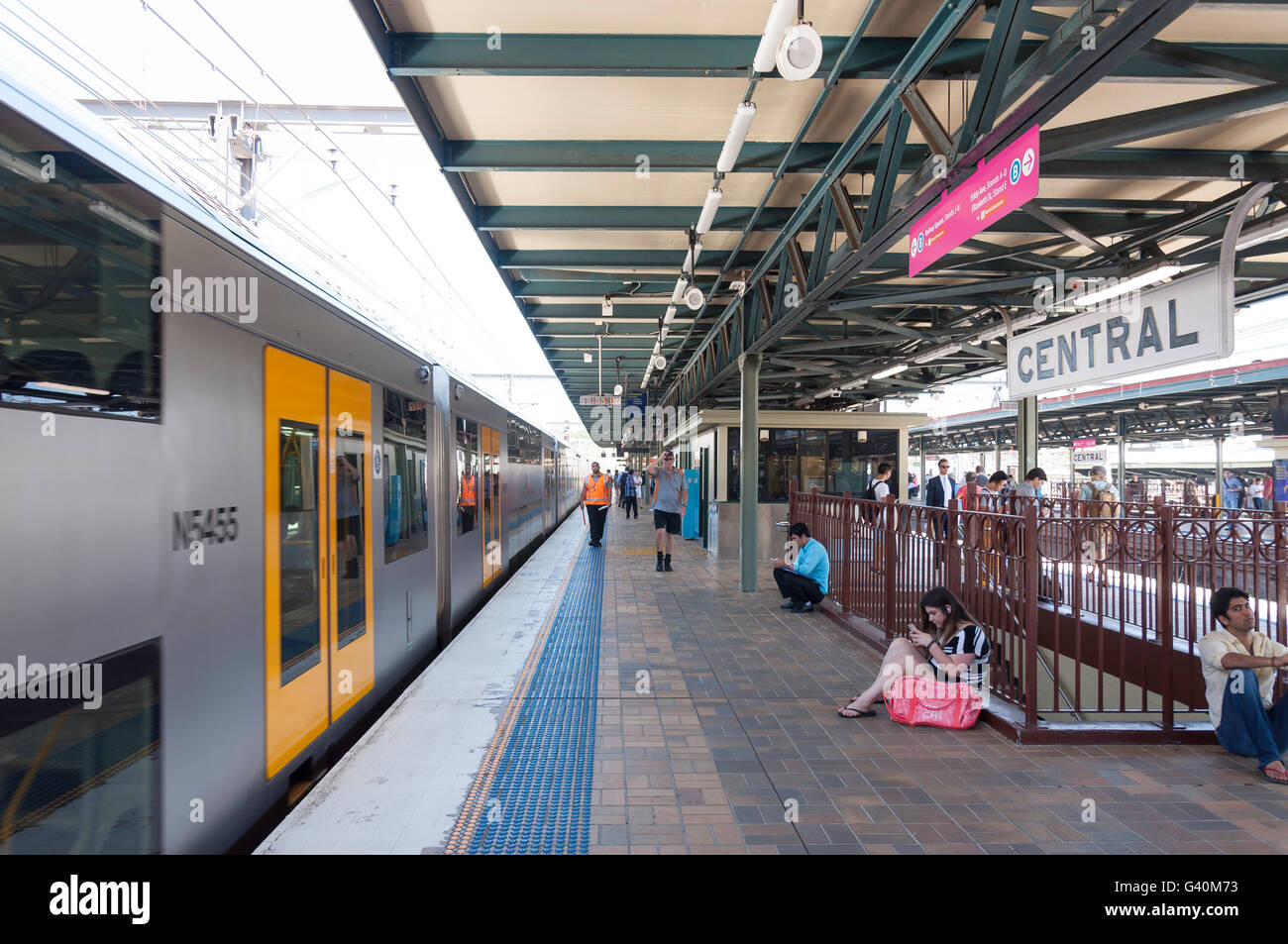 I passeggeri sulla piattaforma, la stazione ferroviaria di Haymarket, Sydney, Nuovo Galles del Sud, Australia Foto Stock