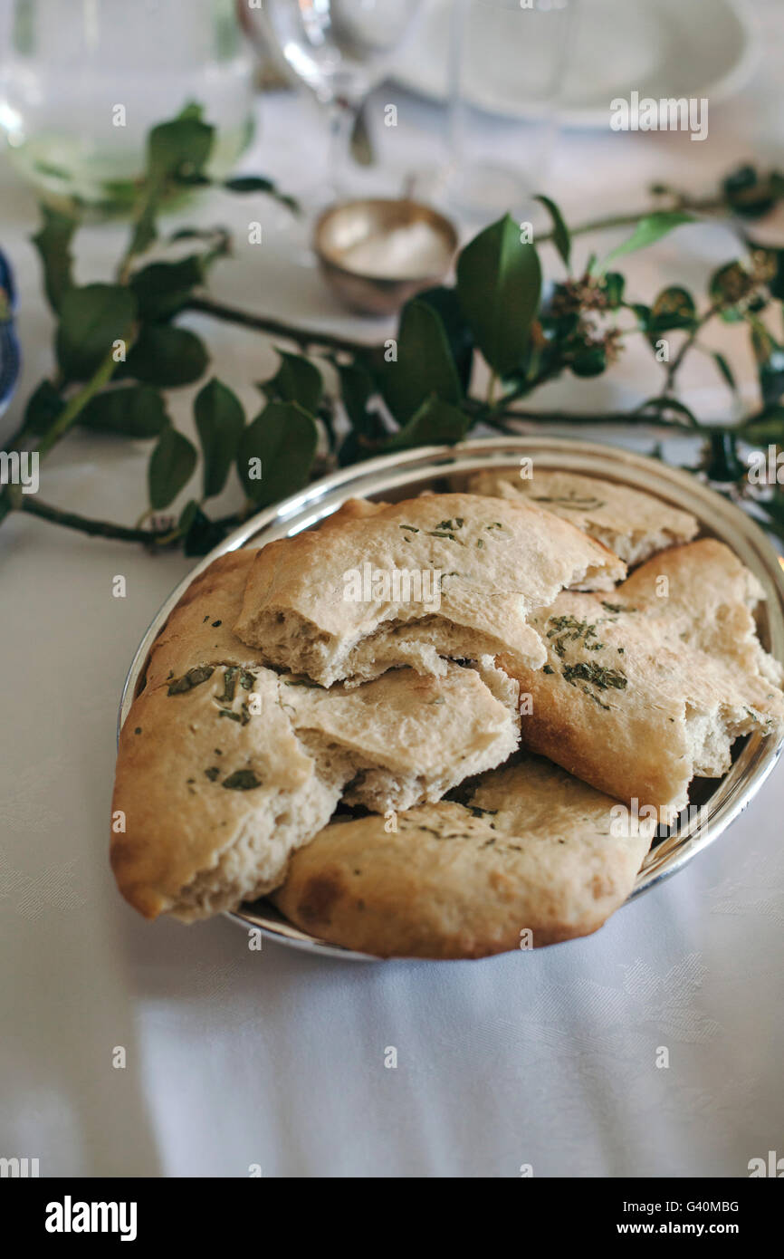 Pane appena sfornato foccacia pane al rosmarino in una ciotola su un set up table Foto Stock