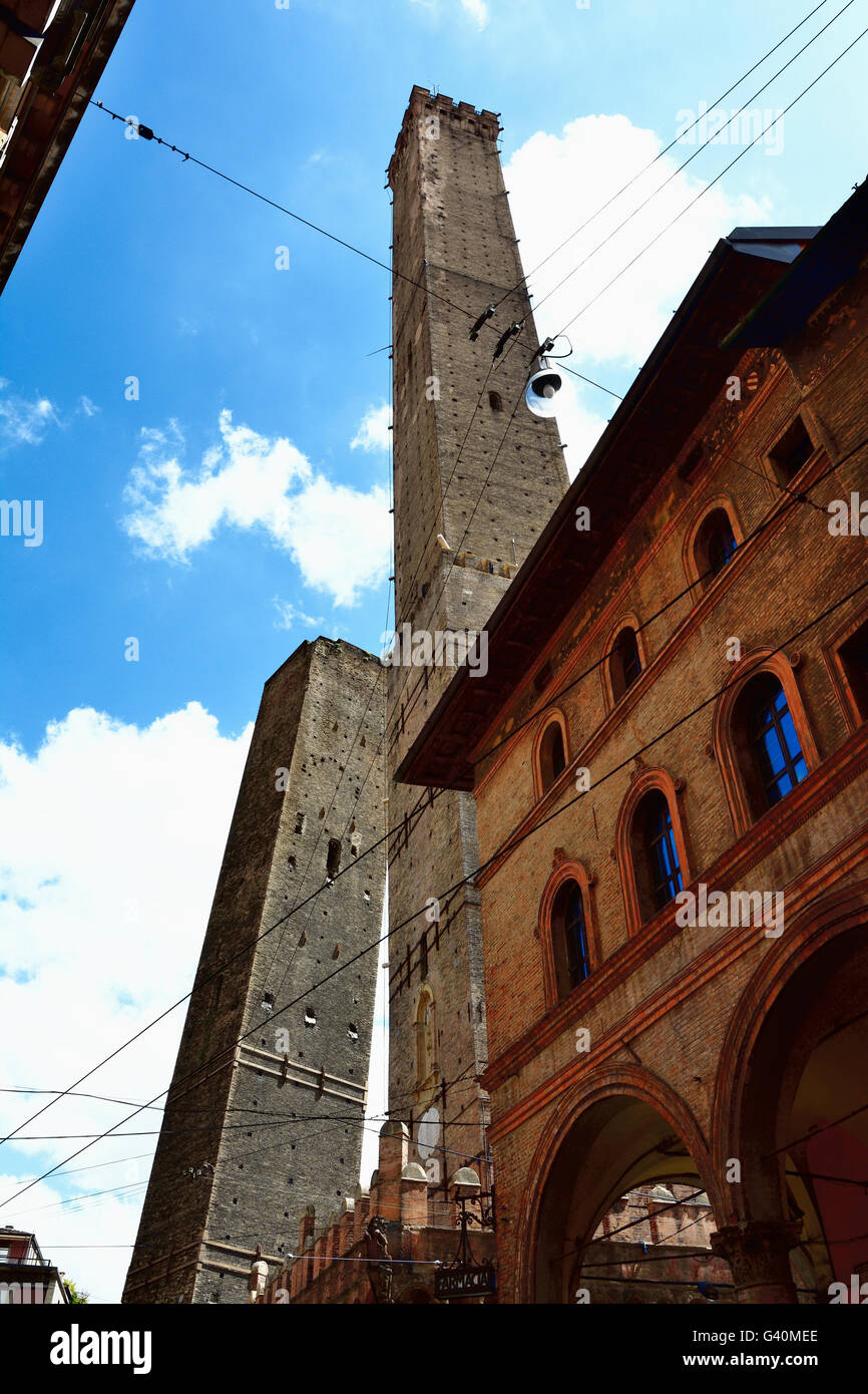 Le due torri, sia della loro inclinazione, sono il simbolo di Bologna. Foto Stock