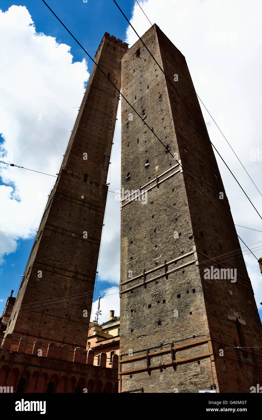 Le due torri, sia della loro inclinazione, sono il simbolo di Bologna. Foto Stock
