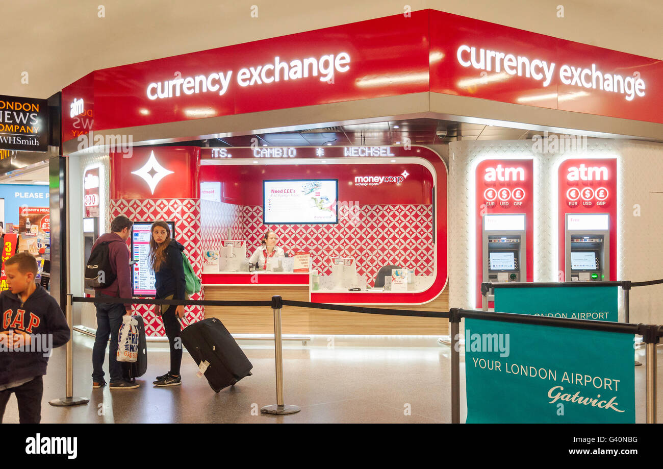 Cambio valuta chiosco al Terminal Nord, dall'aeroporto di Gatwick di Londra, Crawley, West Sussex, in Inghilterra, Regno Unito Foto Stock