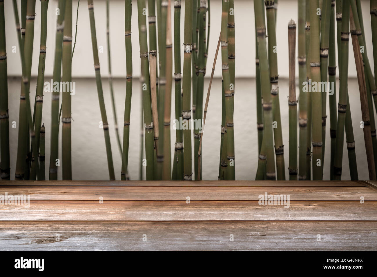 Piano in legno in vista prospettica con bambù sfondo vintage Foto Stock