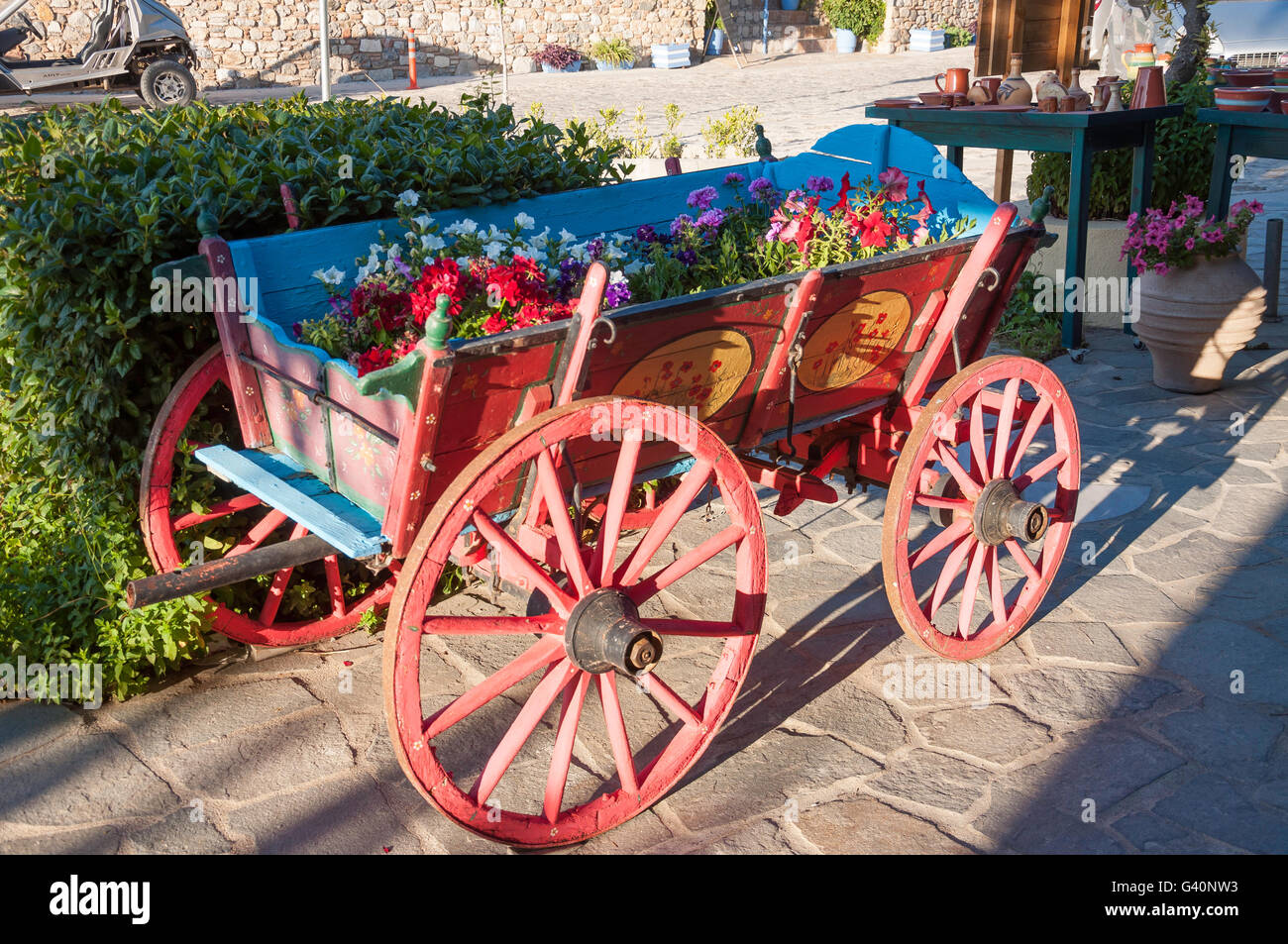 Carro di legno con fiori in borgo collinare della zia, Kos (Cos), del Dodecaneso, Egeo Meridionale Regione, Grecia Foto Stock