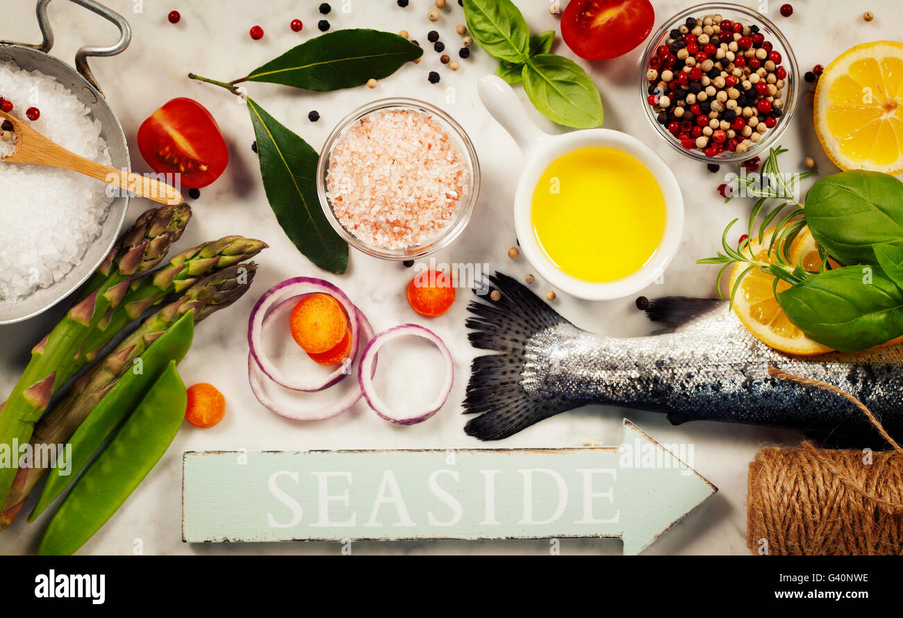Materie della trota arcobaleno con verdure, erbe aromatiche e spezie - la salute o il concetto di cucina a vista Foto Stock