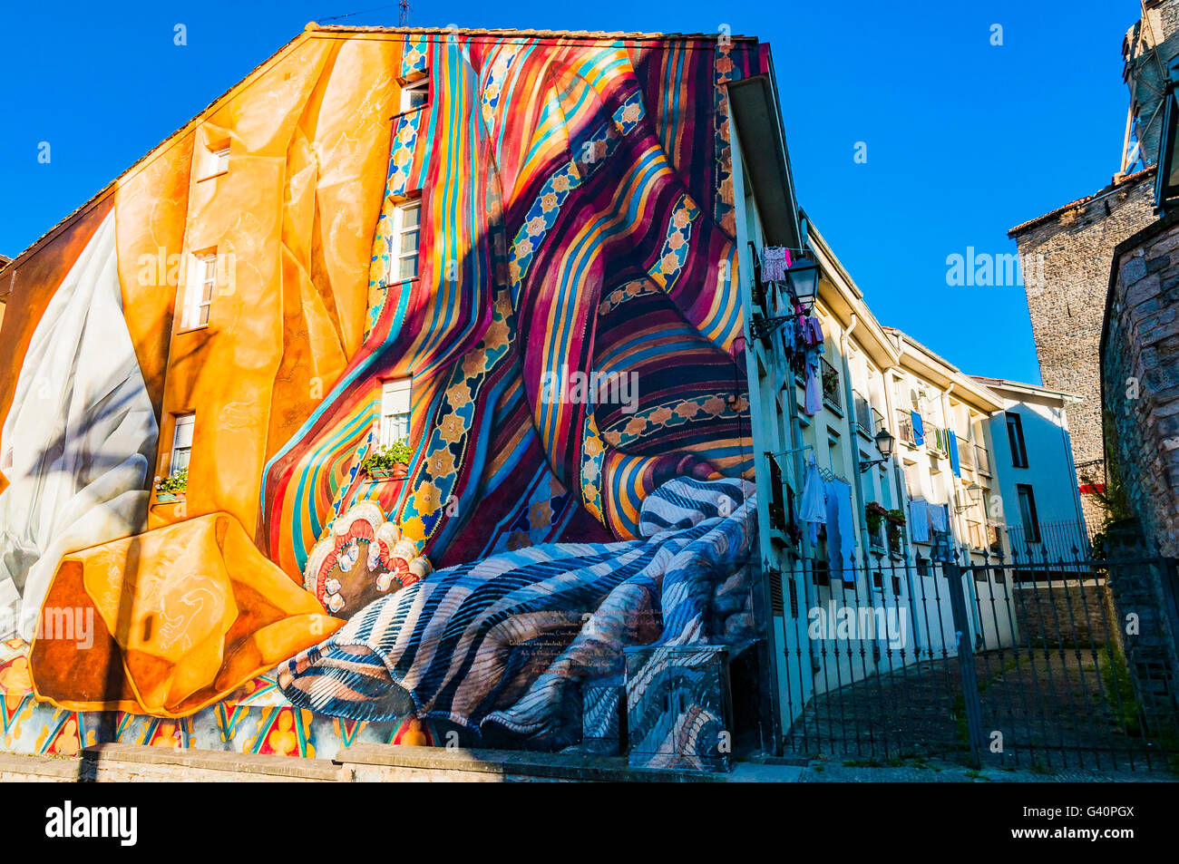Al Hilo del Tiempo. Itinerario murale di Vitoria, IMVG. Calle Chiquita nº 9. Vitoria-Gasteiz, Álava, Paese Basco, Spagna, Europa Foto Stock