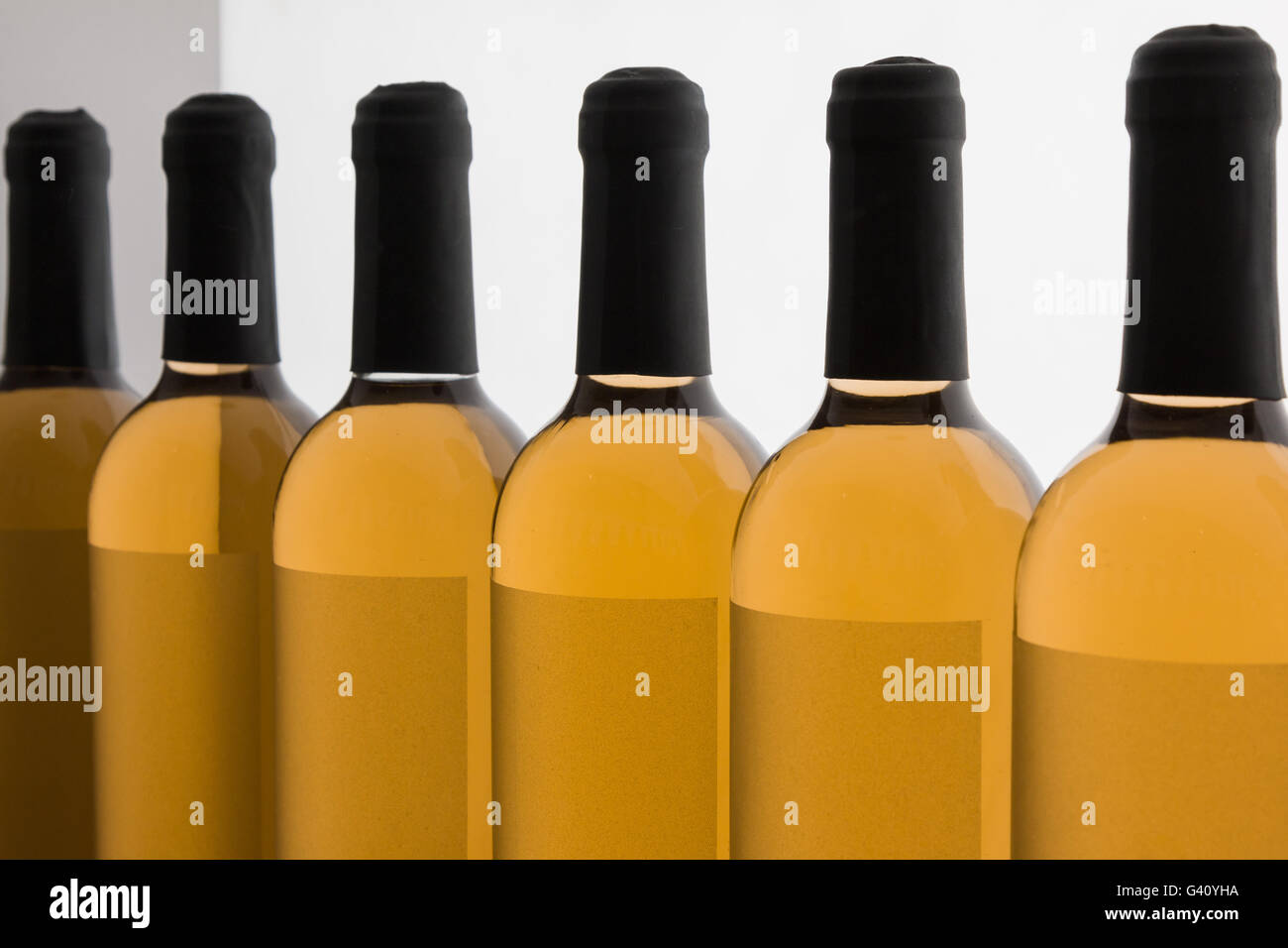 Vino bianco di bottiglie in linea Foto Stock