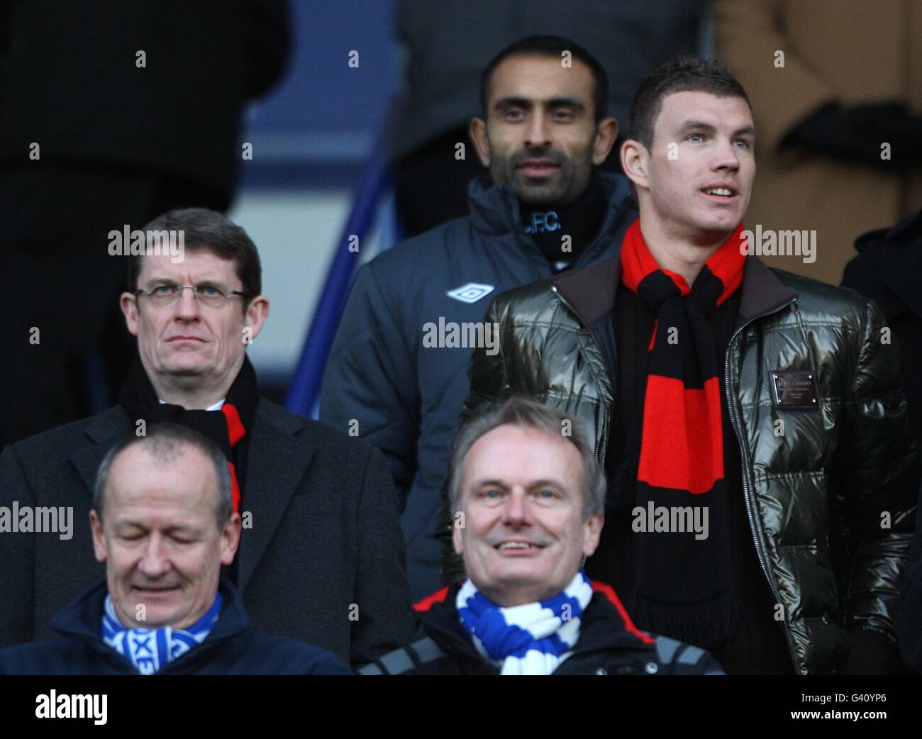 Manchester City Football Administrator Brian Marwood (indietro a sinistra) E New Manchester City firma Edin Dzeko (a destra) nel stand Foto Stock