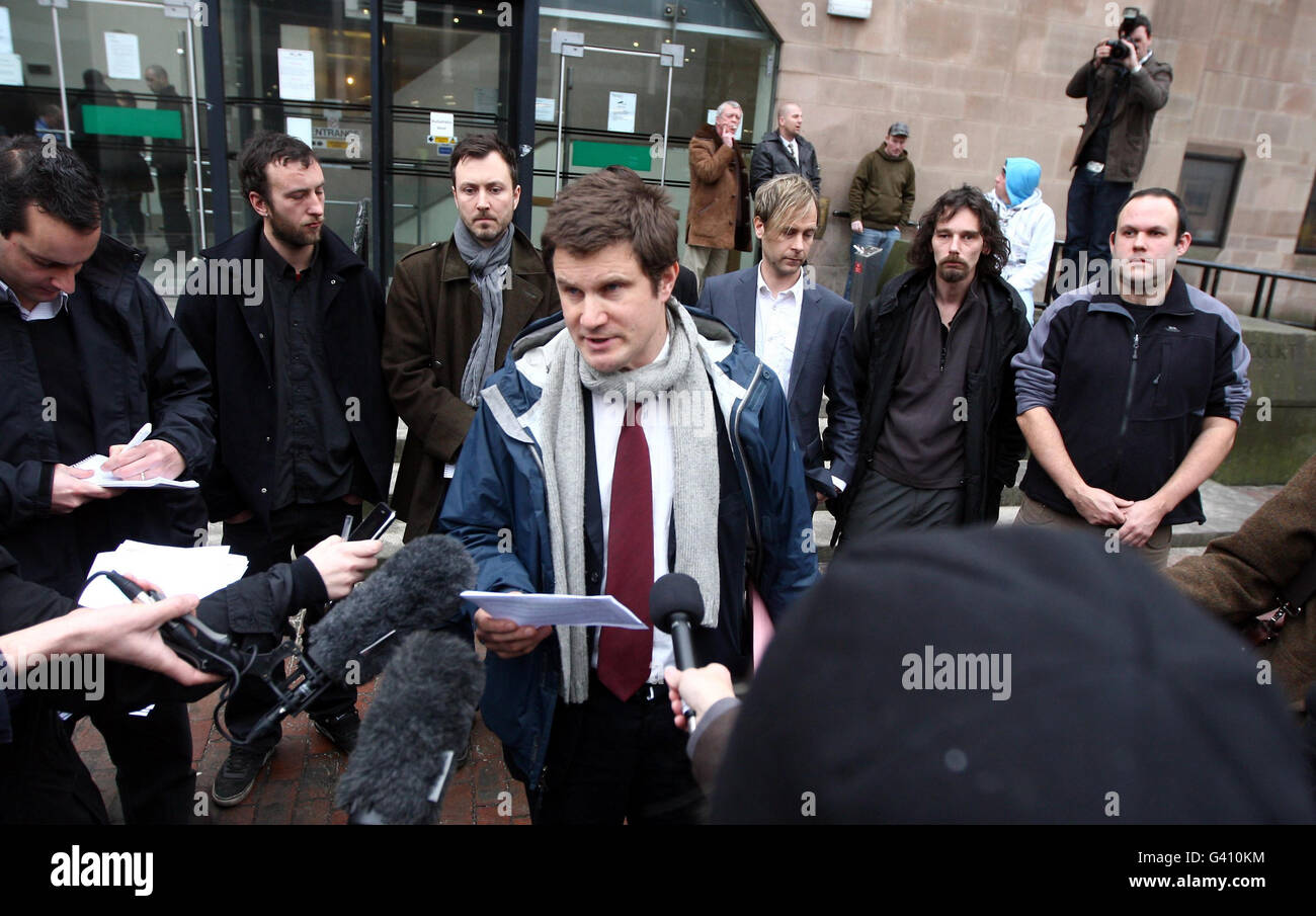 Gli imputati nel caso di Nottingham Crown Court contro i manifestanti della Ratcliffe Power Station ascoltano oggi il loro avvocato Mike Schwarz parla con i media al di fuori del palazzo del tribunale, (da sinistra a destra) Brody Stevens, Oliver Knowles, Daniel Chivers (oscurato), Simon Lewis, Spencer Pawling e Anthony Mullen. Foto Stock