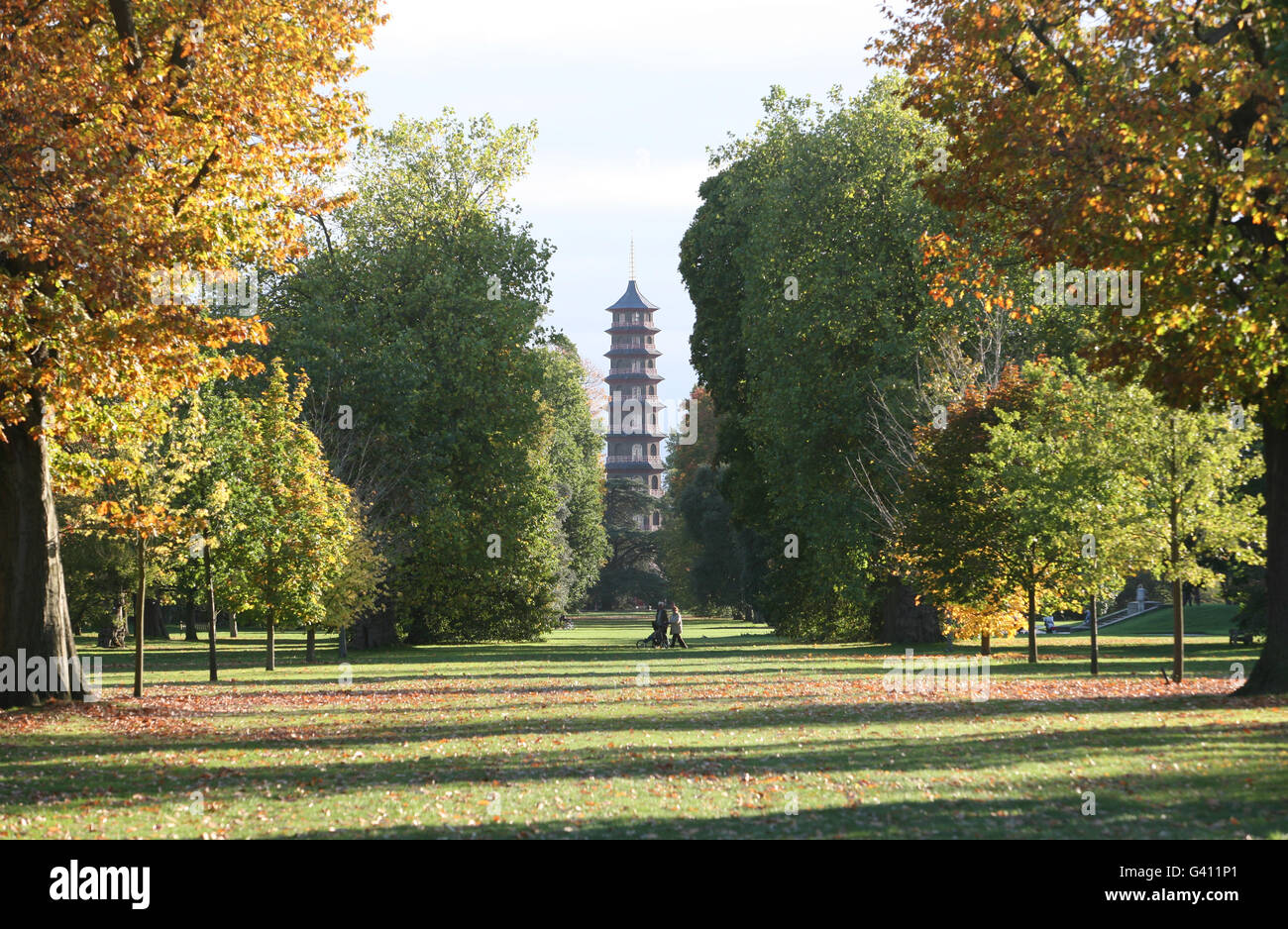 I colori autunnali circondano la Pagoda presso i Kew Gardens nella parte ovest di Londra. Foto Stock