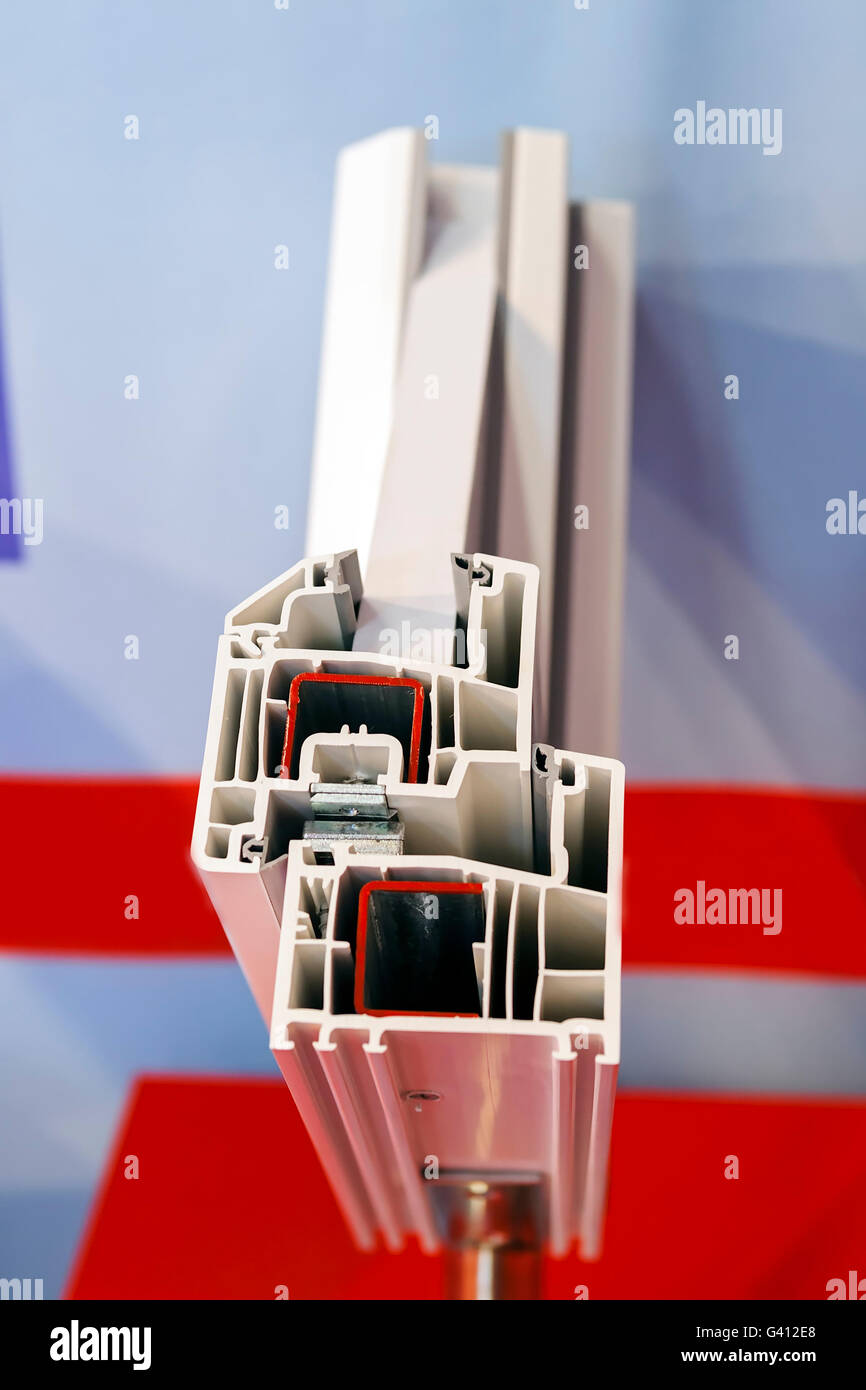 Sezione trasversale di un profilo in pvc per la finestra; prendere nota della profondità di campo Foto Stock