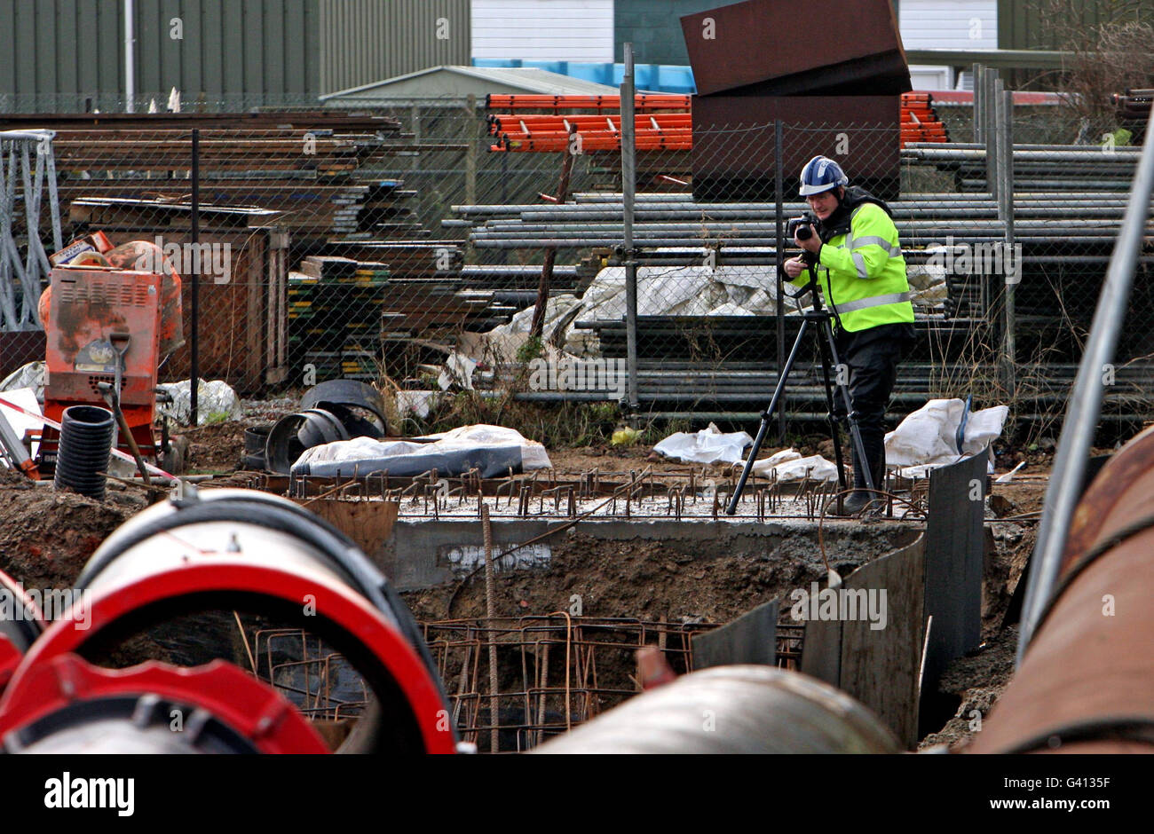 Un fotografo scatta foto della scena all'offshore Engineering Firm, Claxton a Great Yarmouth, dopo che quattro operai sono morti a causa della struttura in acciaio su cui stavano lavorando crollata. Foto Stock