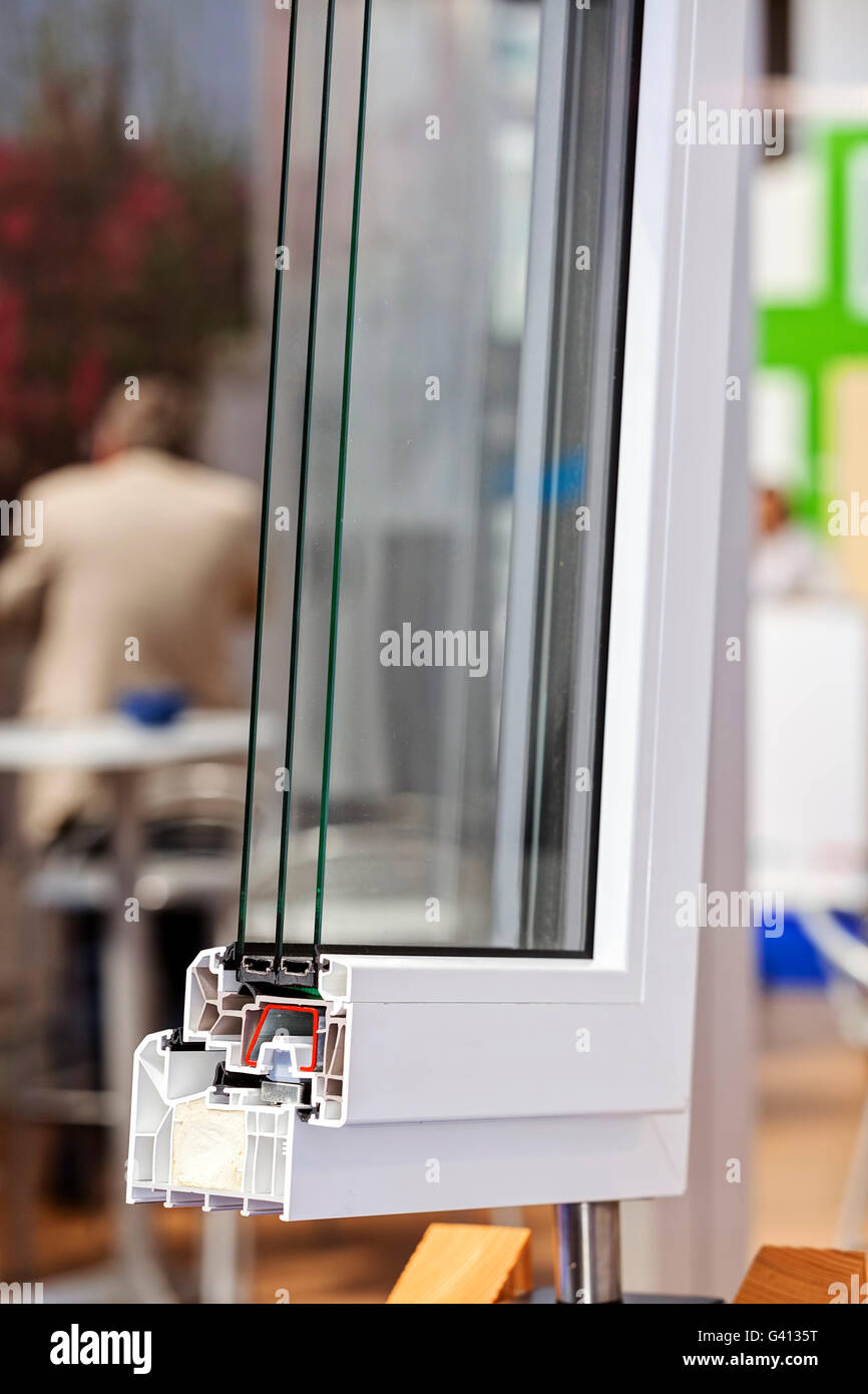 Sezione trasversale di un profilo in pvc per la finestra; prendere nota della profondità di campo Foto Stock
