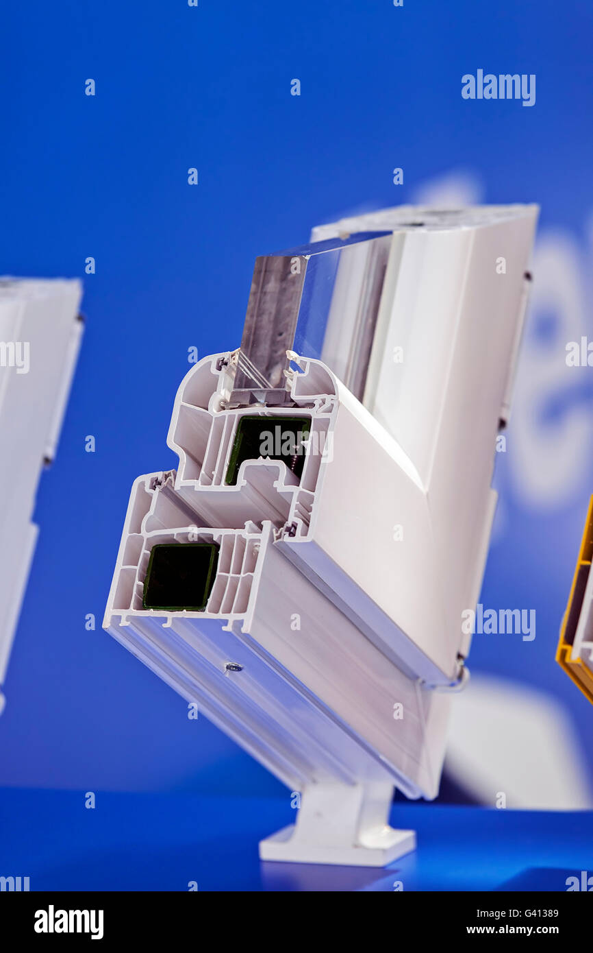 Sezione trasversale di un profilo in pvc per la finestra; prendere nota della profondità di campo Foto Stock