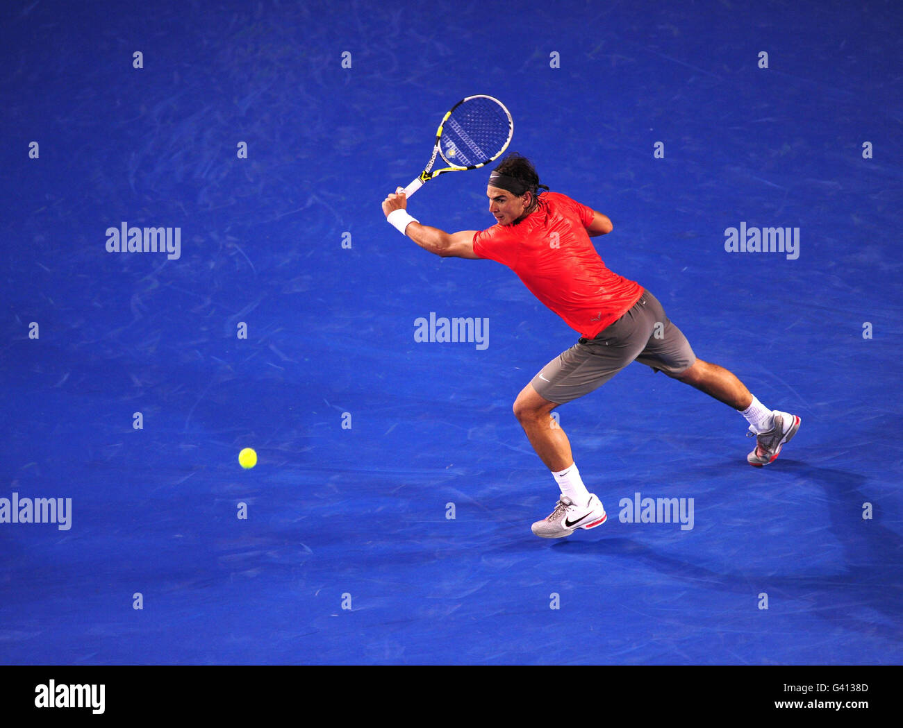 Il spagnolo Rafael Nadal in azione contro il Bernard Tomic dell'Australia durante il sesto giorno dell'Australian Open del 2011 al Melbourne Park di Melbourne, Australia. Foto Stock