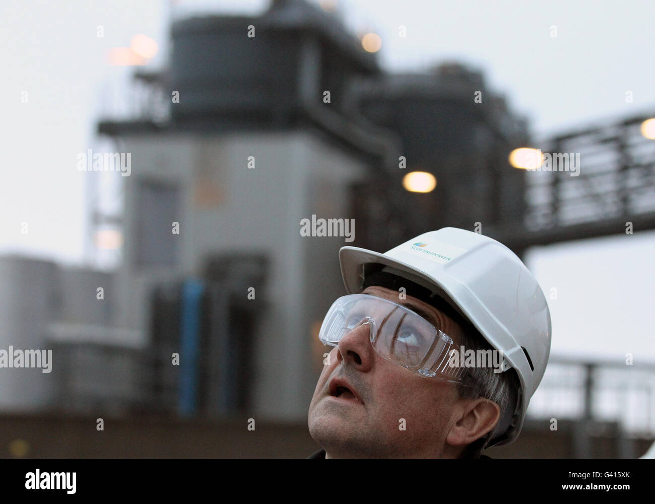 Il Segretario di Stato per l'energia e il cambiamento climatico Chris Huhne vede la struttura di test per la cattura e lo stoccaggio del carbonio presso la centrale elettrica di Longannet, Kincardine on Forth, a Fife. Foto Stock