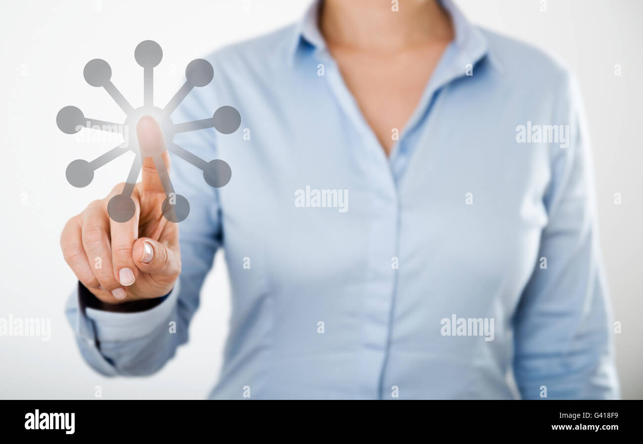 Imprenditrice premendo internet web icone sullo schermo tattile digitale di un tablet PC o uno smart phone mobile Foto Stock