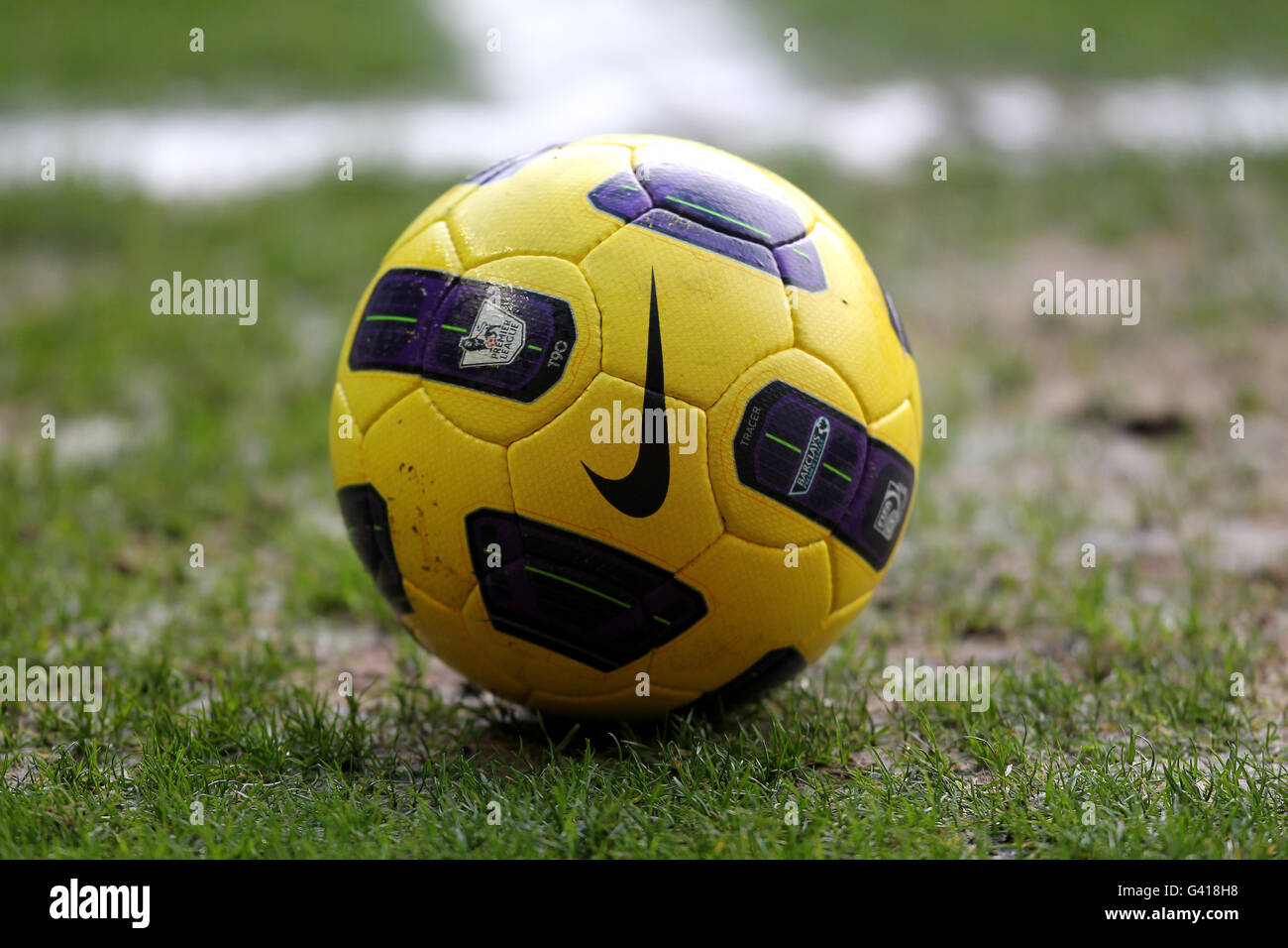 Calcio invernale nike gialle immagini e fotografie stock ad alta  risoluzione - Alamy