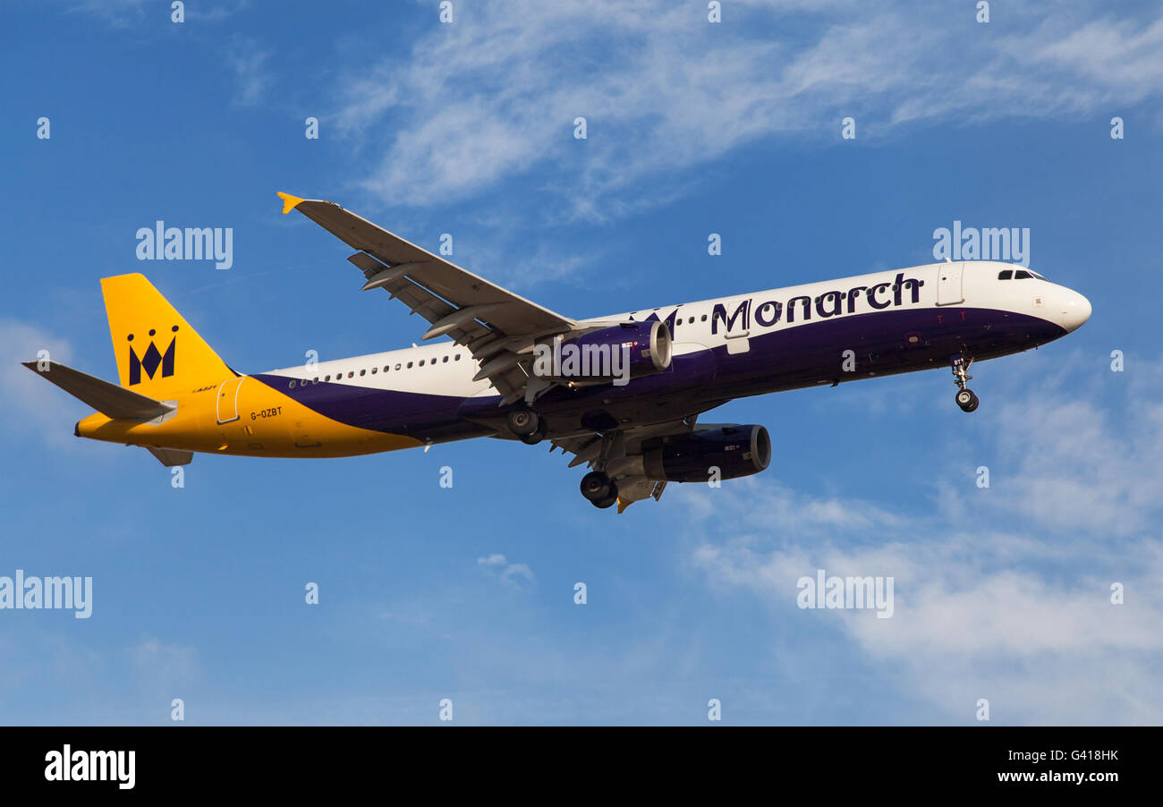 Un Monarch Airlines Airbus A321-231 avvicinamento all Aeroporto El Prat di Barcellona, Spagna. Foto Stock