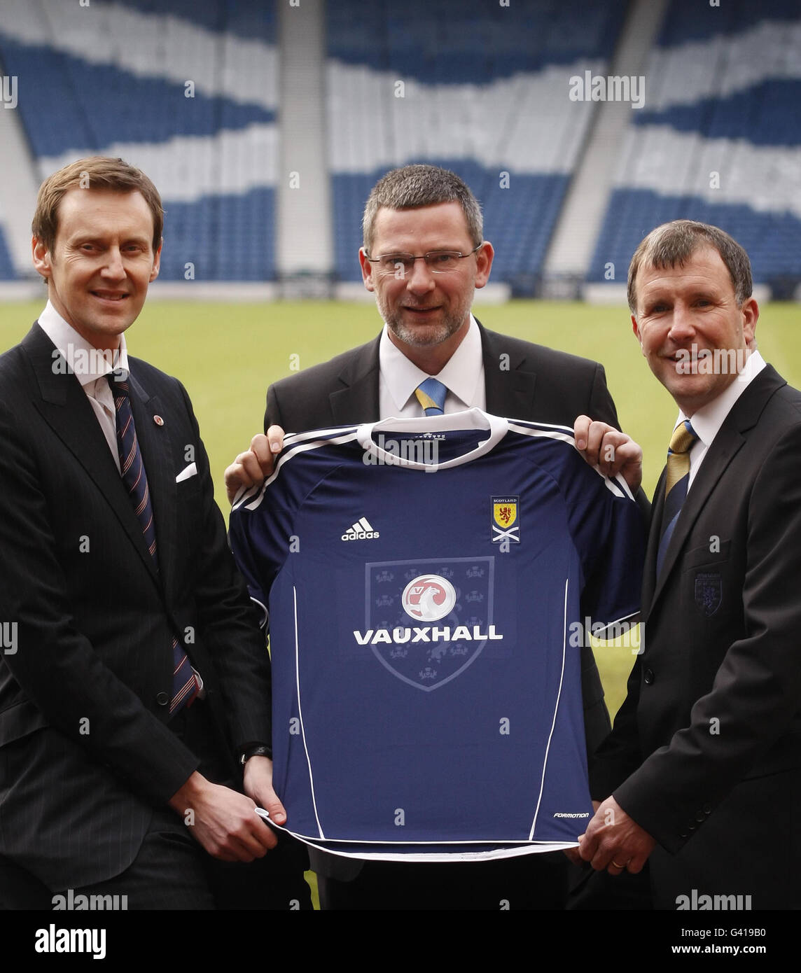 Scotland, il coach del team nazionale Craig Levein (centro) con Stewart Regan (a destra) e l'amministratore delegato di Vauxhall, Duncan Aldred (a sinistra), durante una fotocellula, annuncerà Vauxhall Motors come nuovo sponsor del team nazionale presso Hampden Park, Glasgow Foto Stock